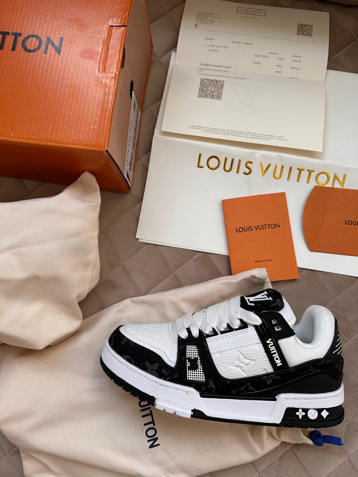 LV TRAINER NEGRAS Y BLANCAS