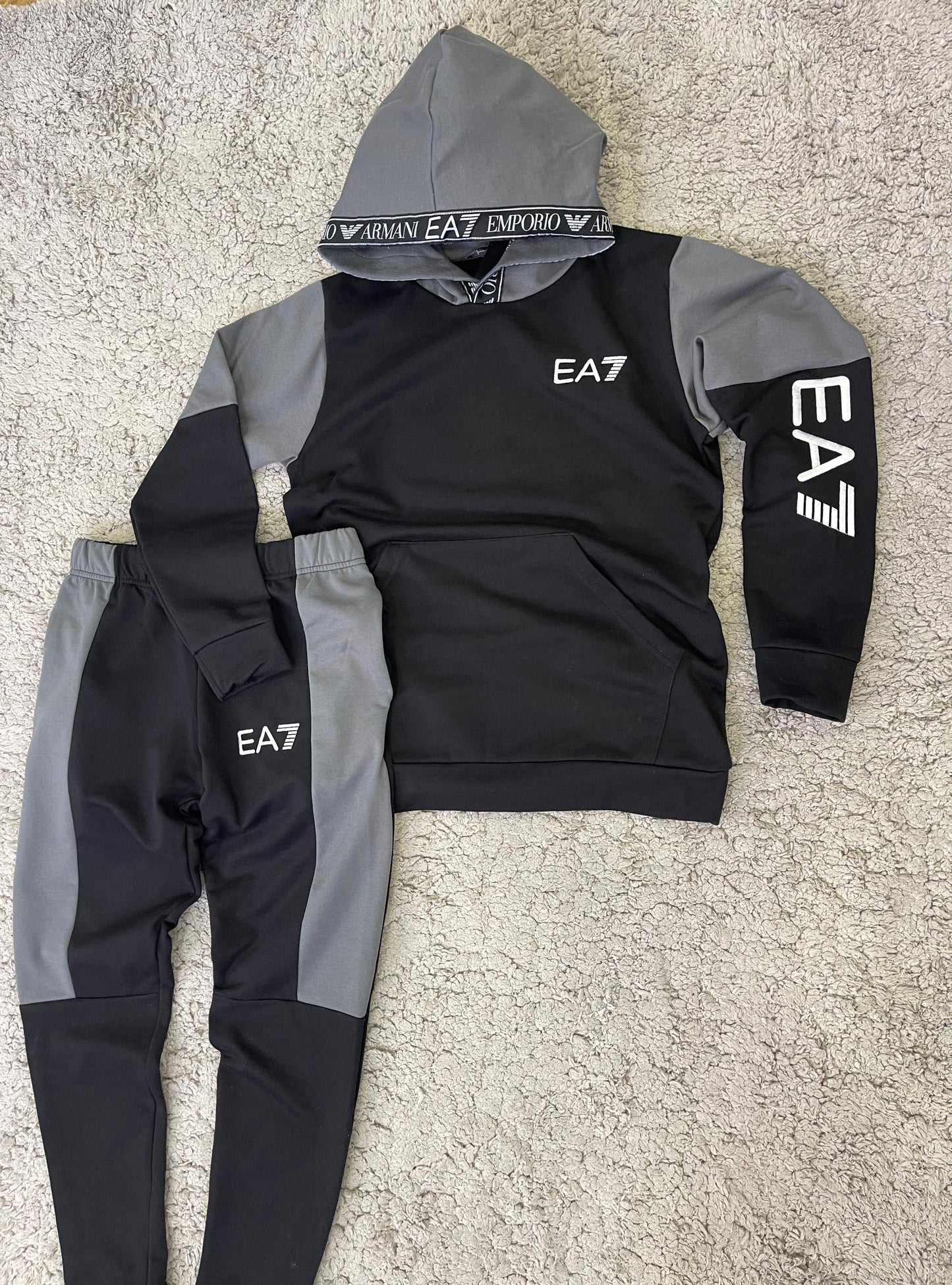 Chandal ARMANI negro y gris logo blanco