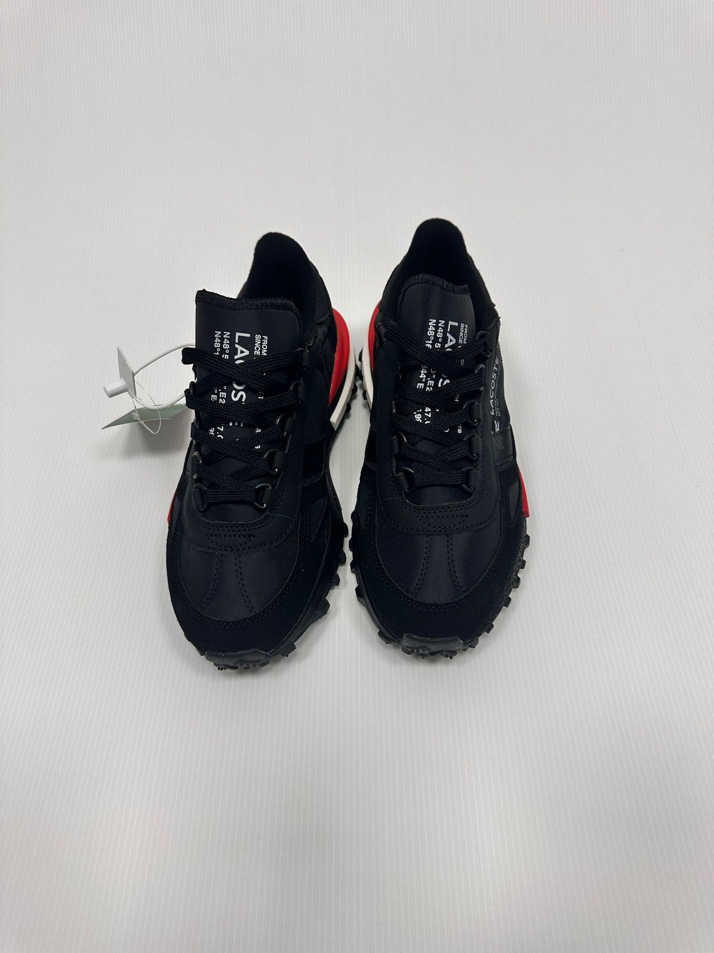 Zapatillas Lacoste negro logo blanco detalles rojos