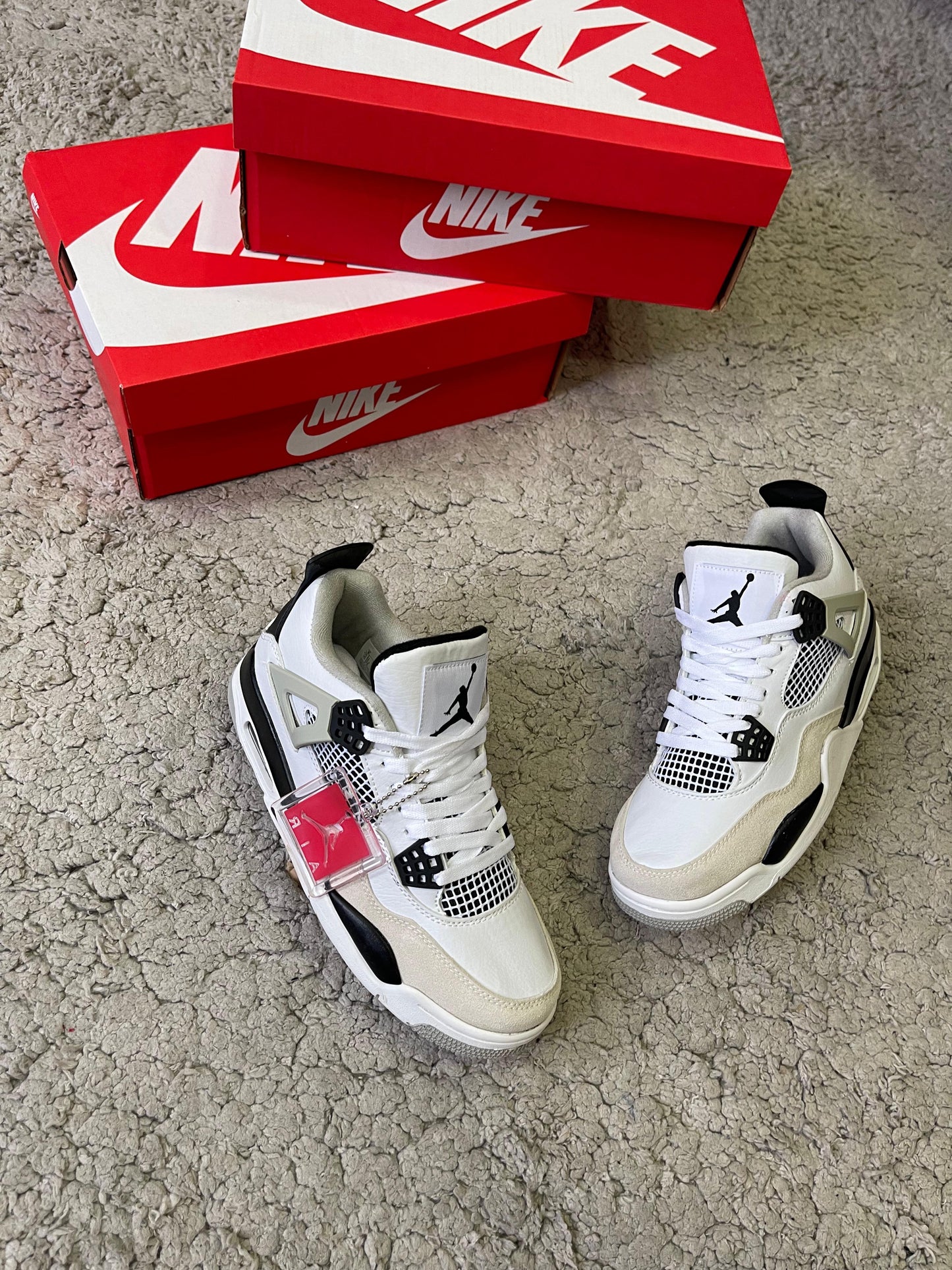 JORDAN 4 Blancas y negras detalles grises
