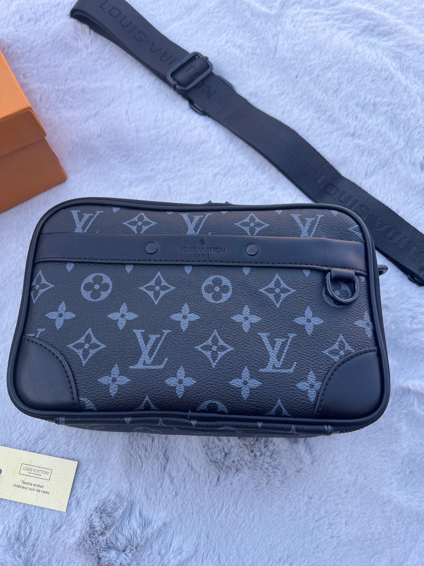 RIÑONERA LV NEGRA LOGOS GRANDES GRISES