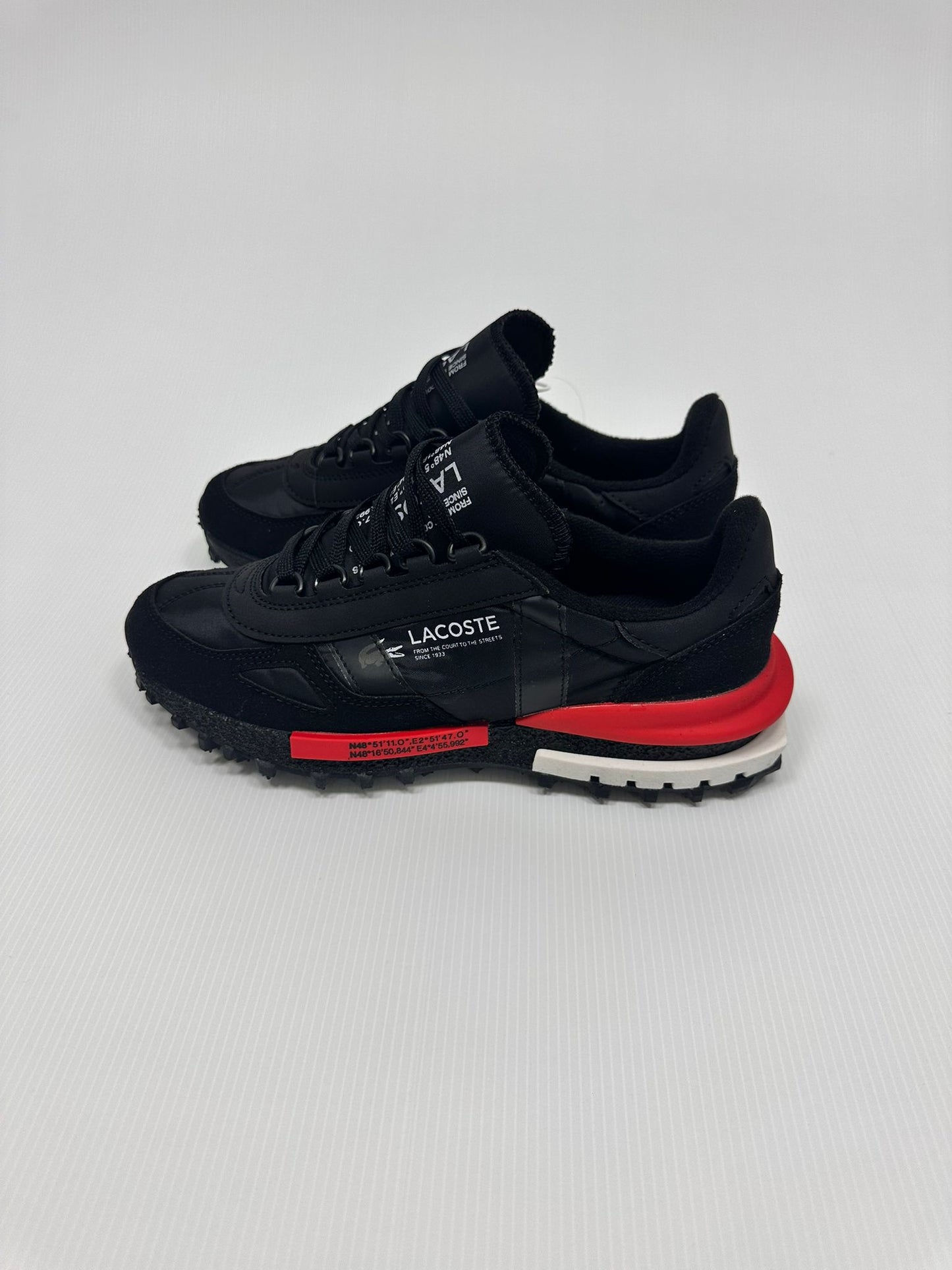 Zapatillas Lacoste negro logo blanco detalles rojos