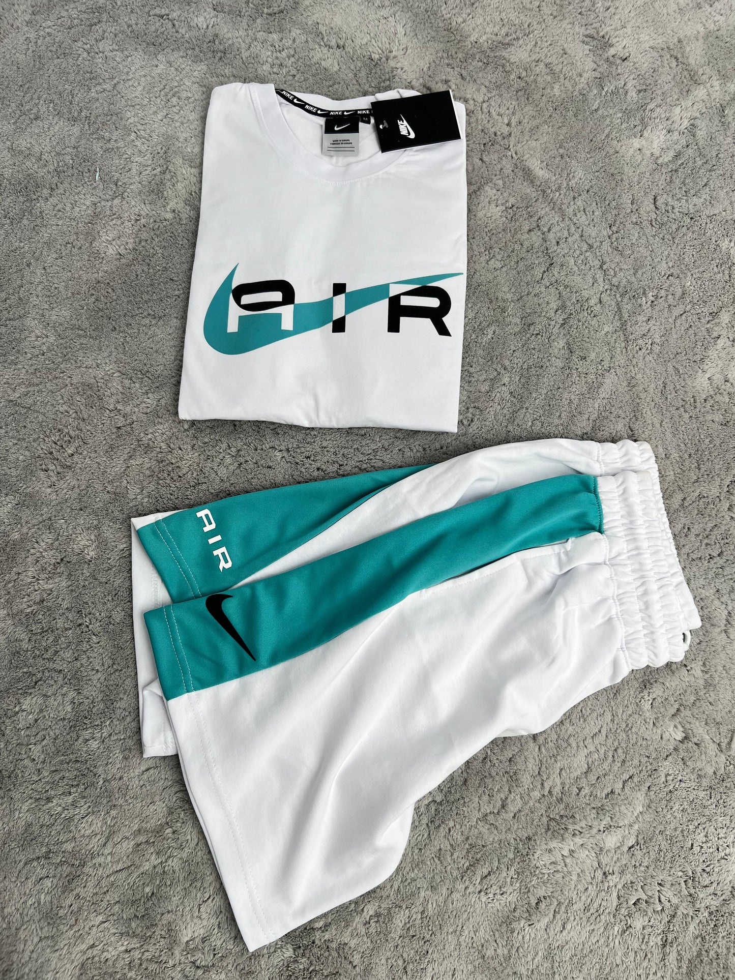 Conjunto corto nike blanco logo azul detalles negros