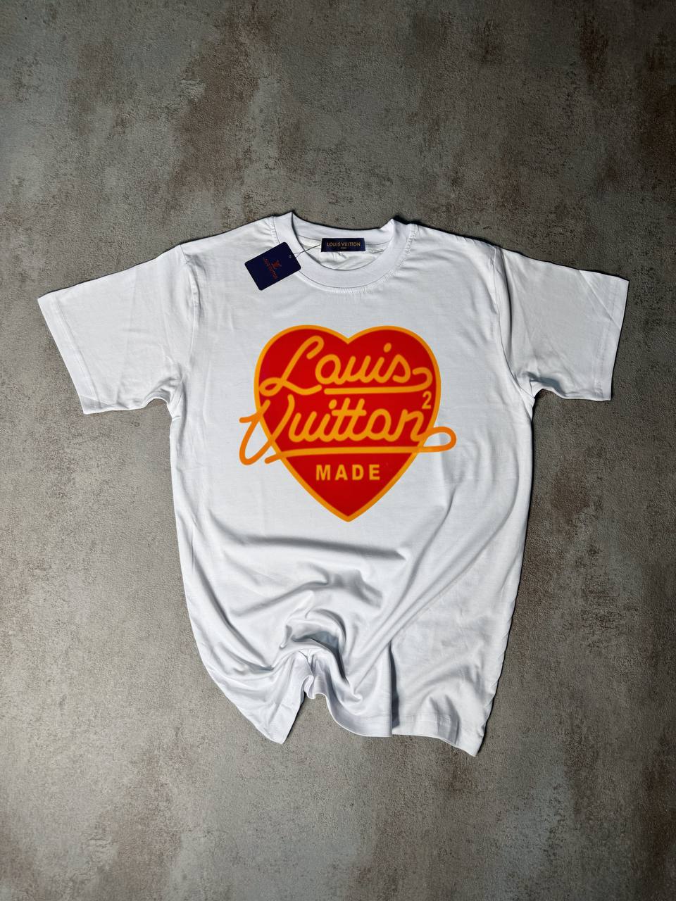 Camiseta LV blanco logo coraozn rojo y amarillo