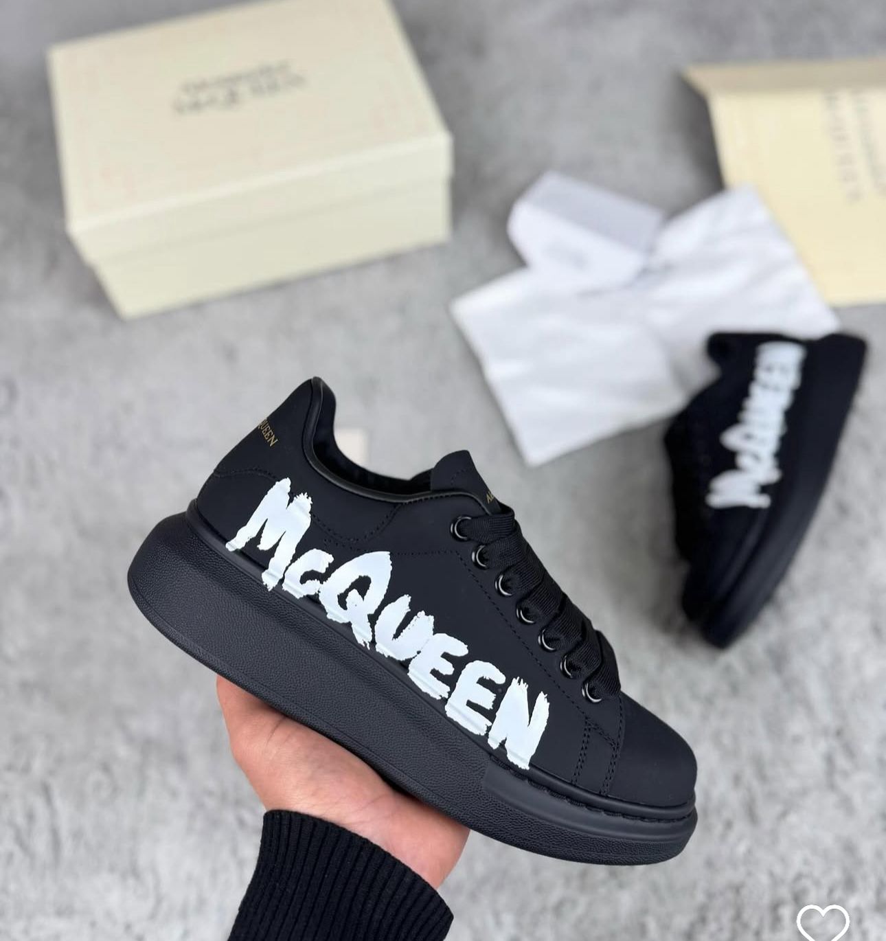 Alexander mcqueen negras logo blanco graffiti