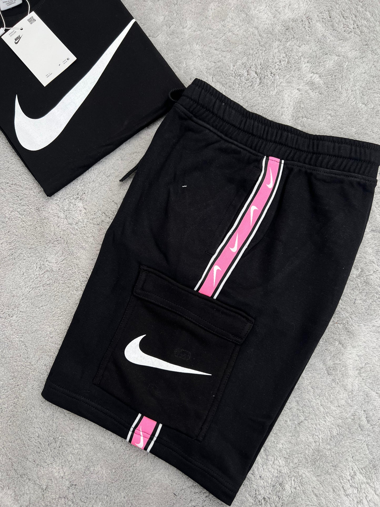 Conjunto corto negro nike logo blanco detalles rosas