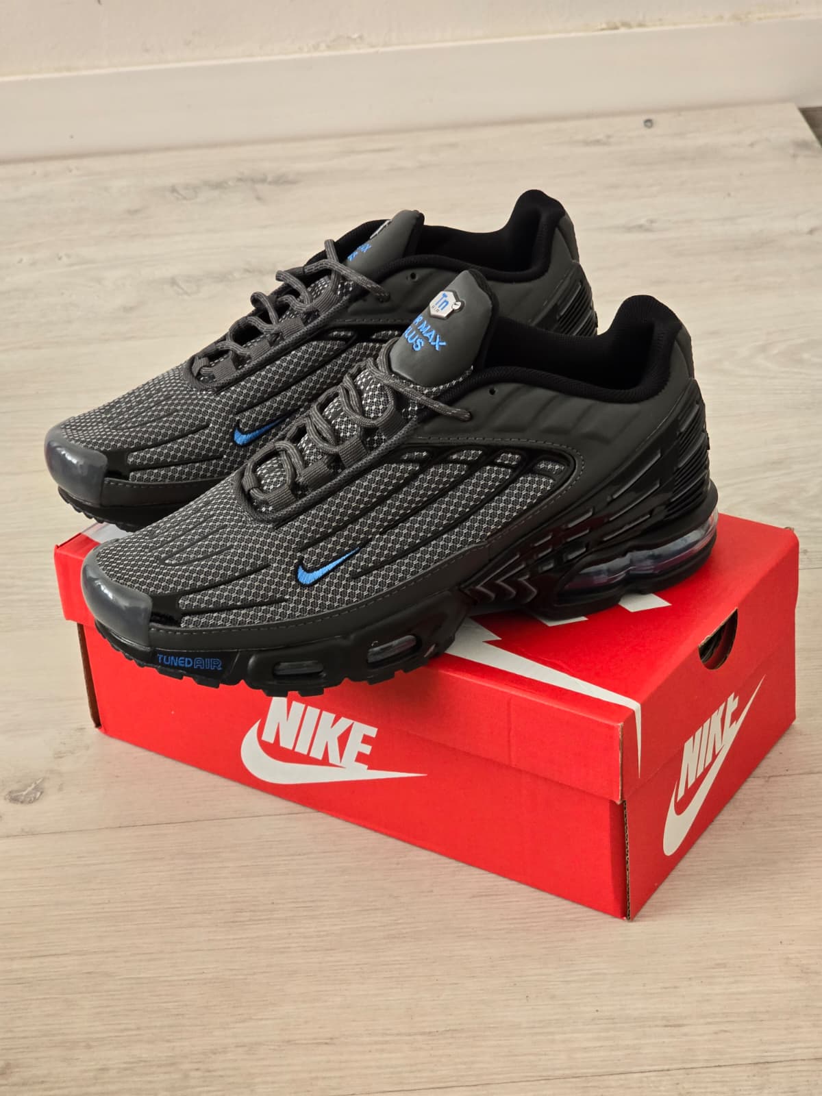 Tn plus gris logo azul