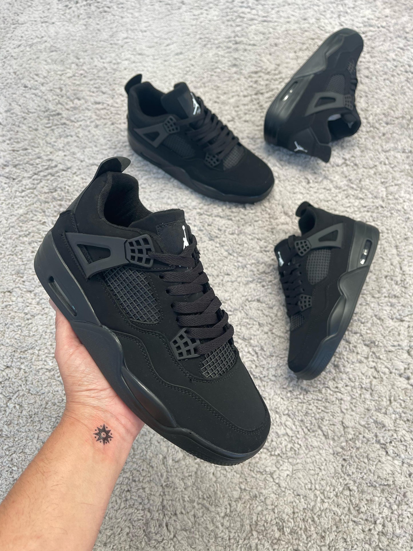 JORDAN 4 NEGRAS