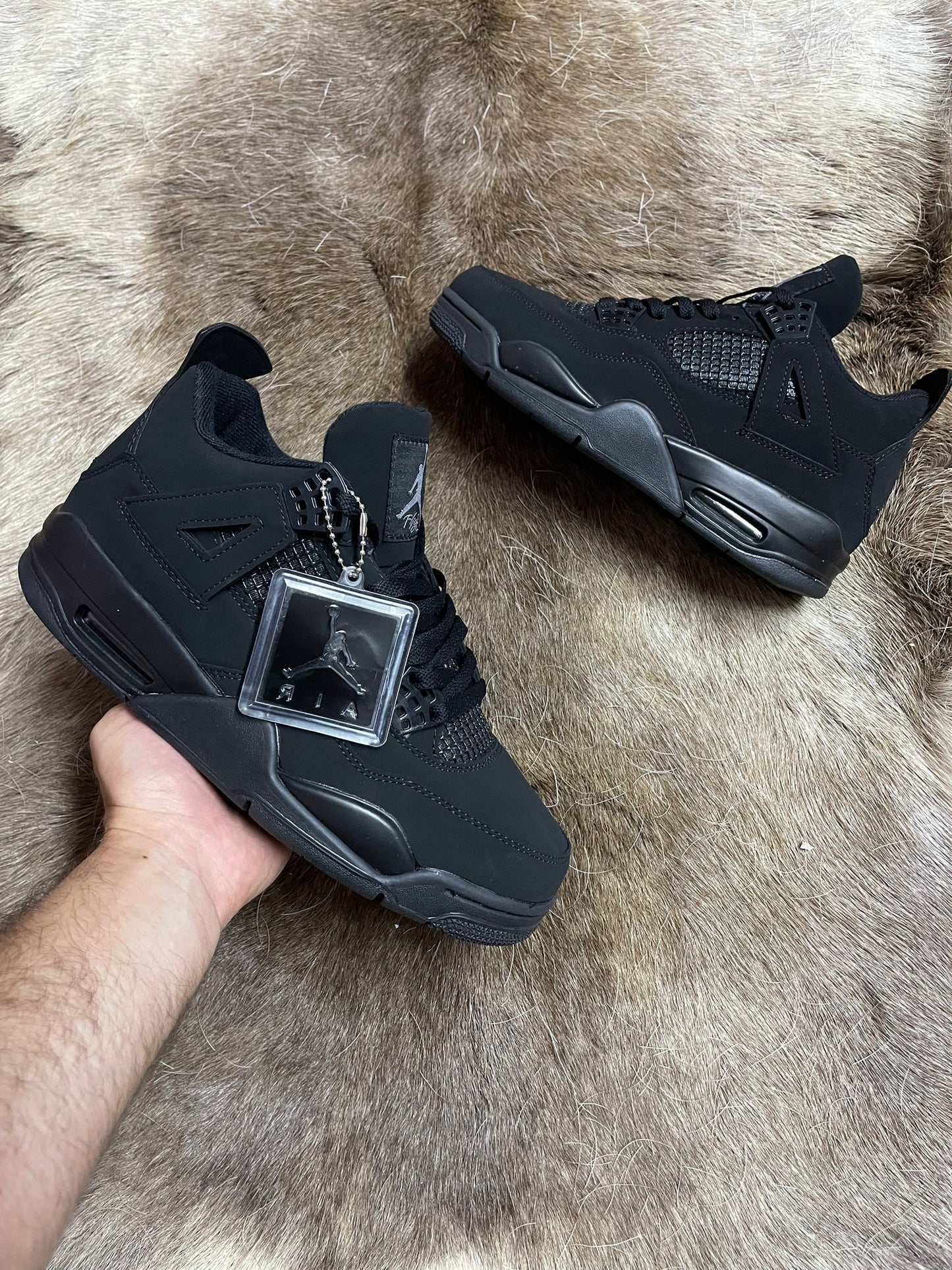 JORDAN 4 NEGRAS logo gris