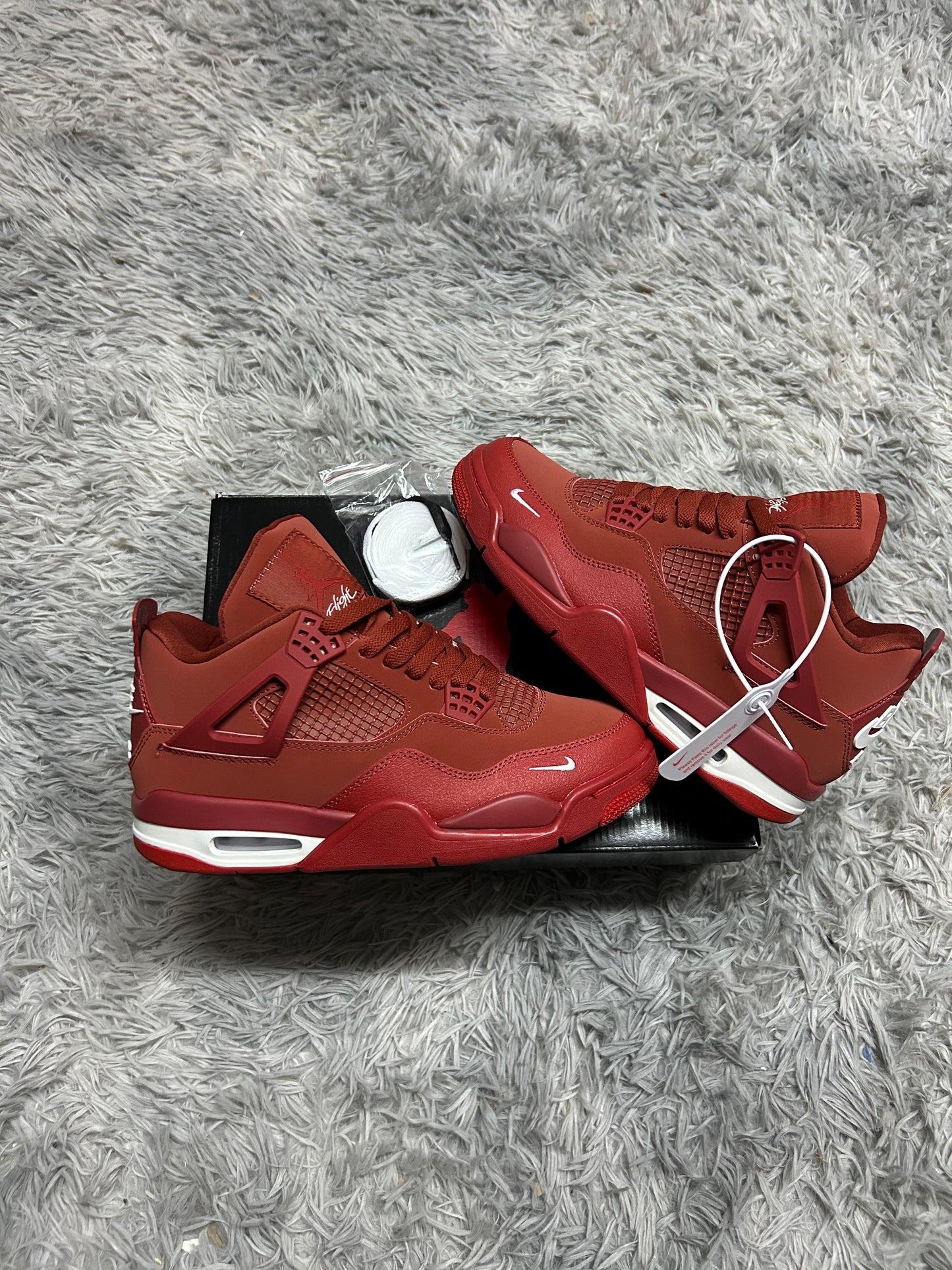JORDAN 4 rojas detalles blancas