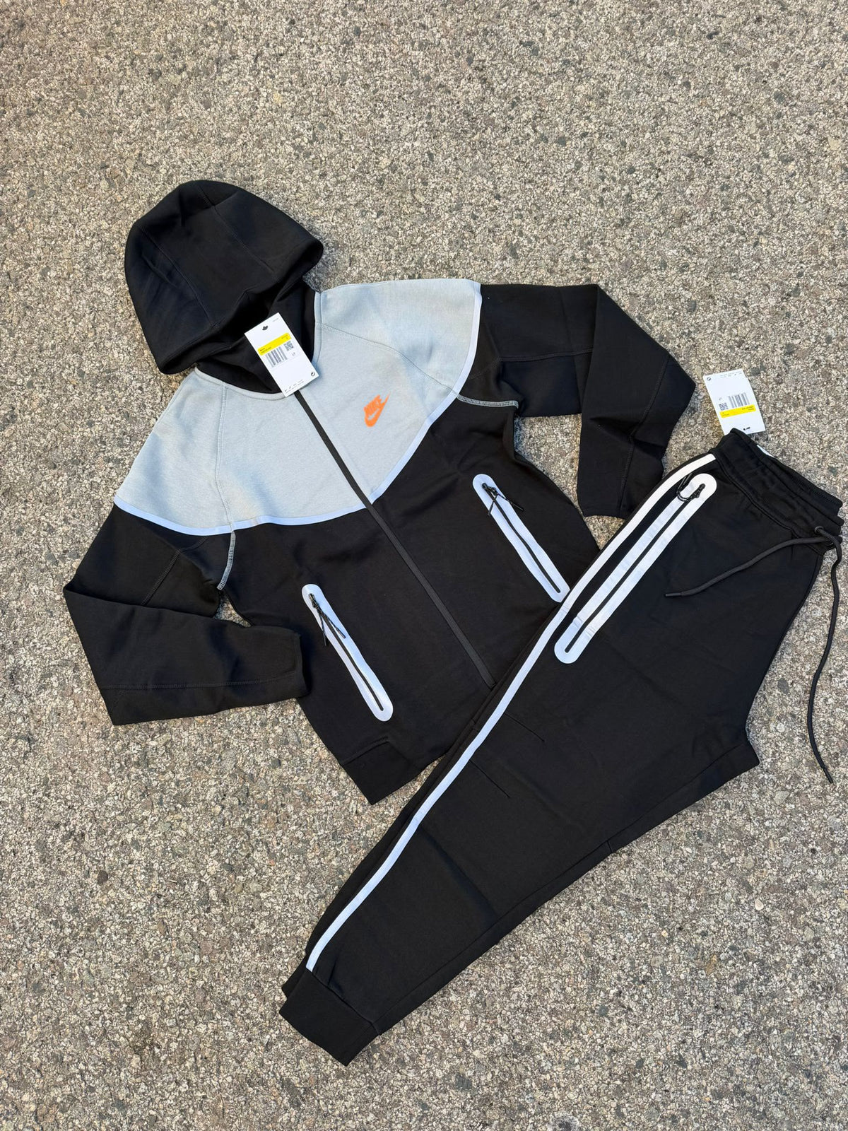 Chandal Nike tech negro y gris logo naranja