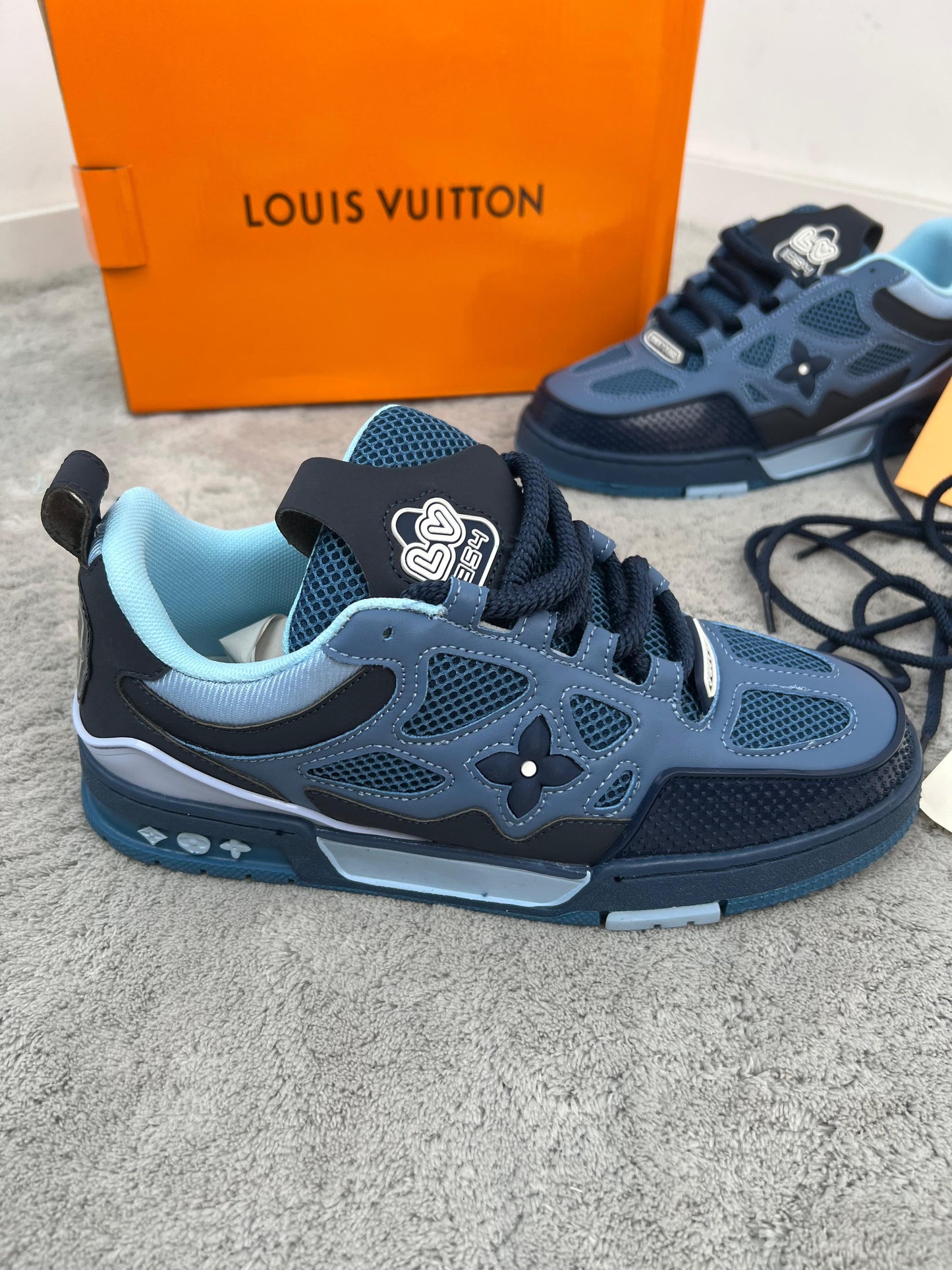 Louis vuitton SKATE 2025 azules detalles negros logo blanco