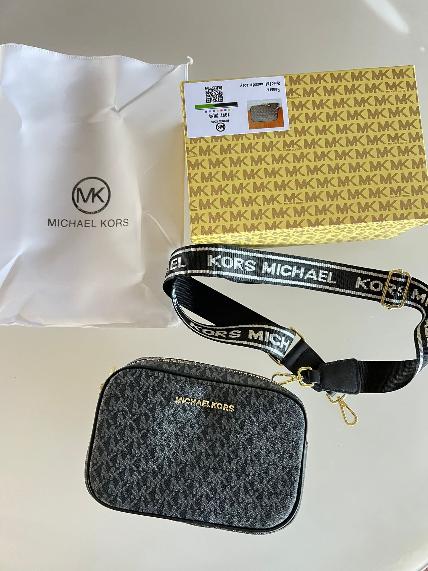 Bolso Michael Kors negro logo dorado