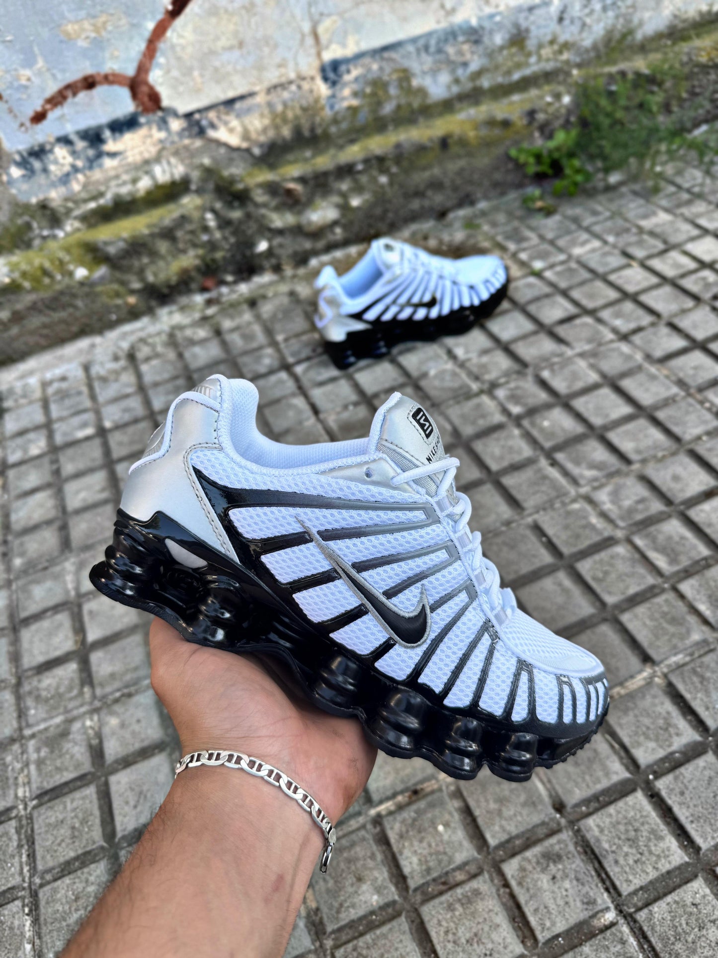 Shox blancas y negras logo negro contorno gris