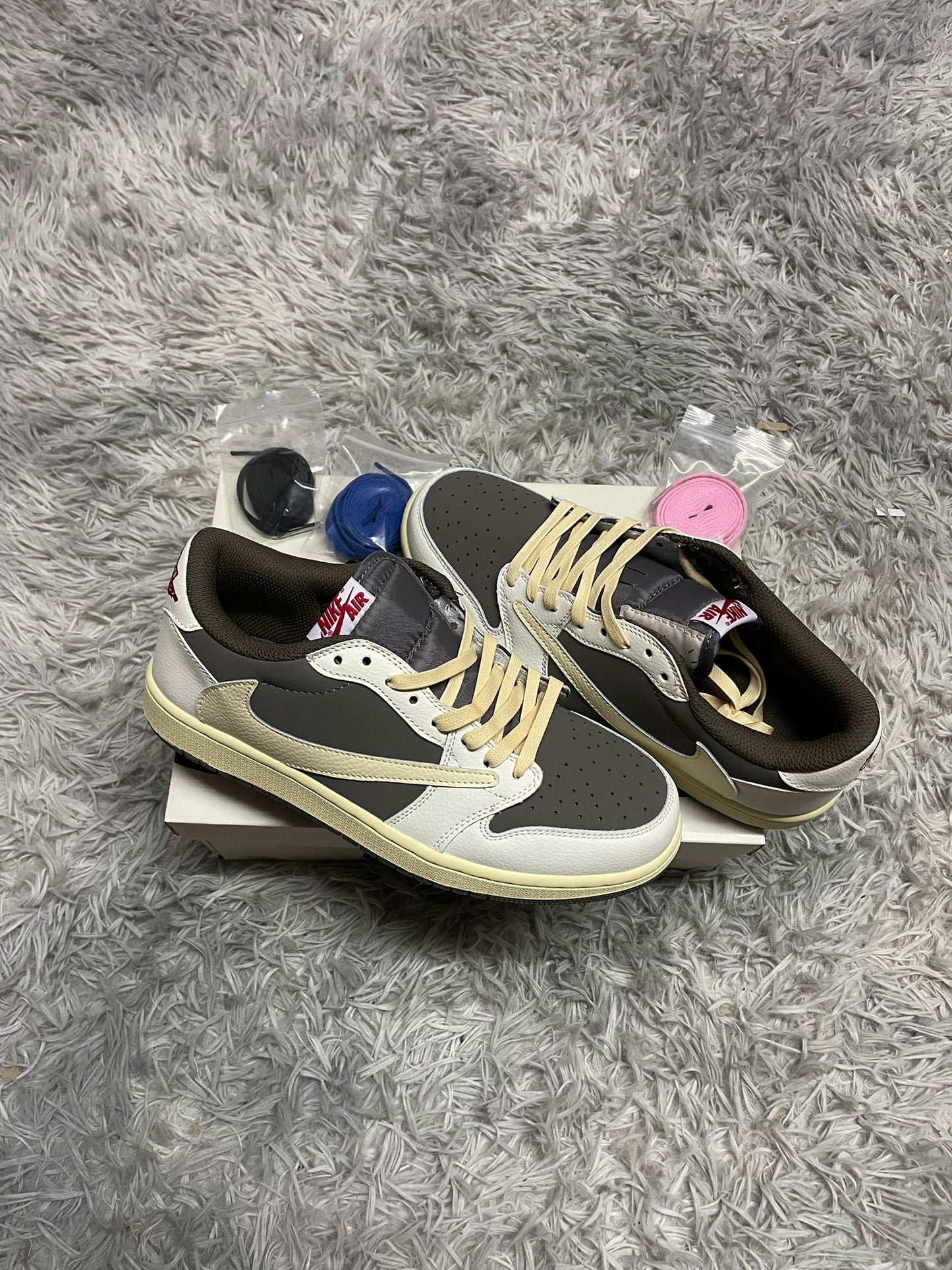 SB DUNK X TRAVIS SCOTT logo crema