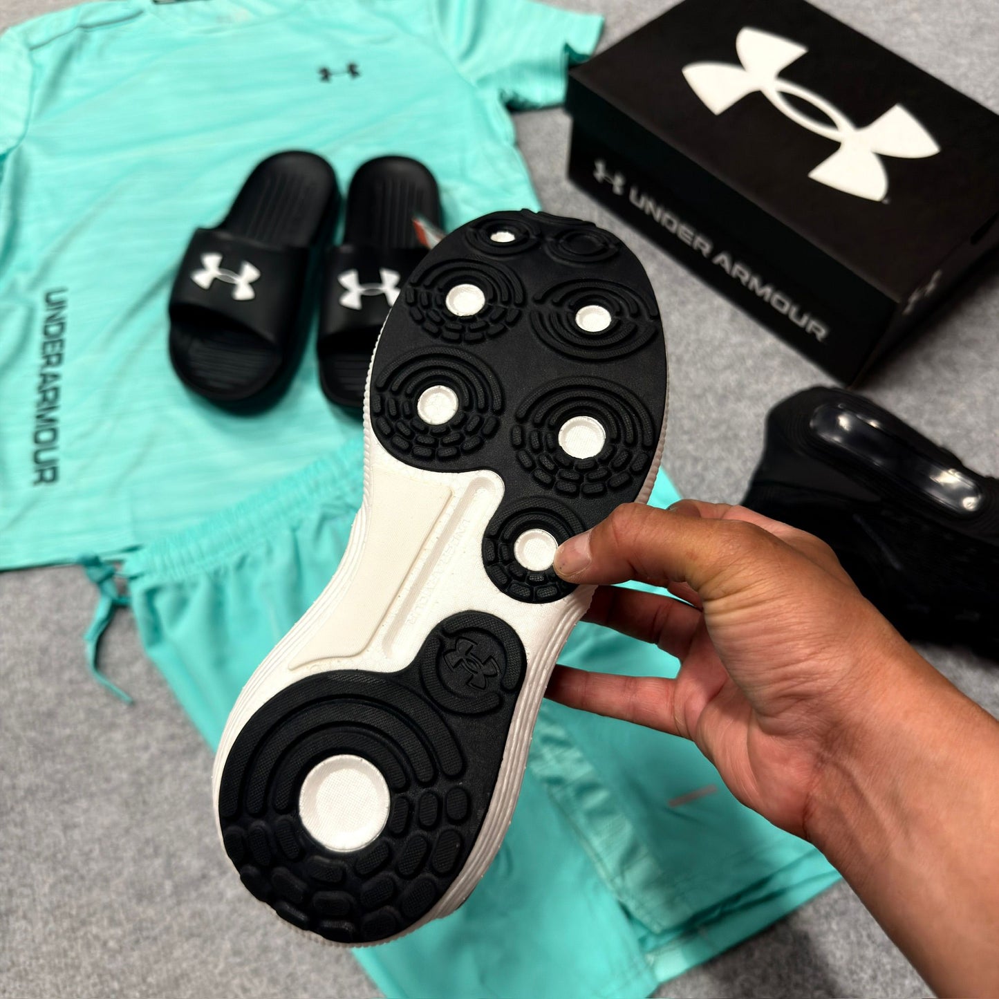 Under Armour blancas detalles negros