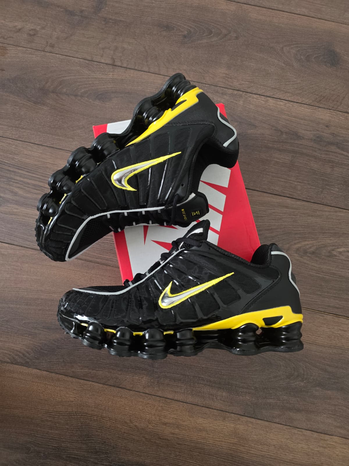 Shox negra logo amarillo