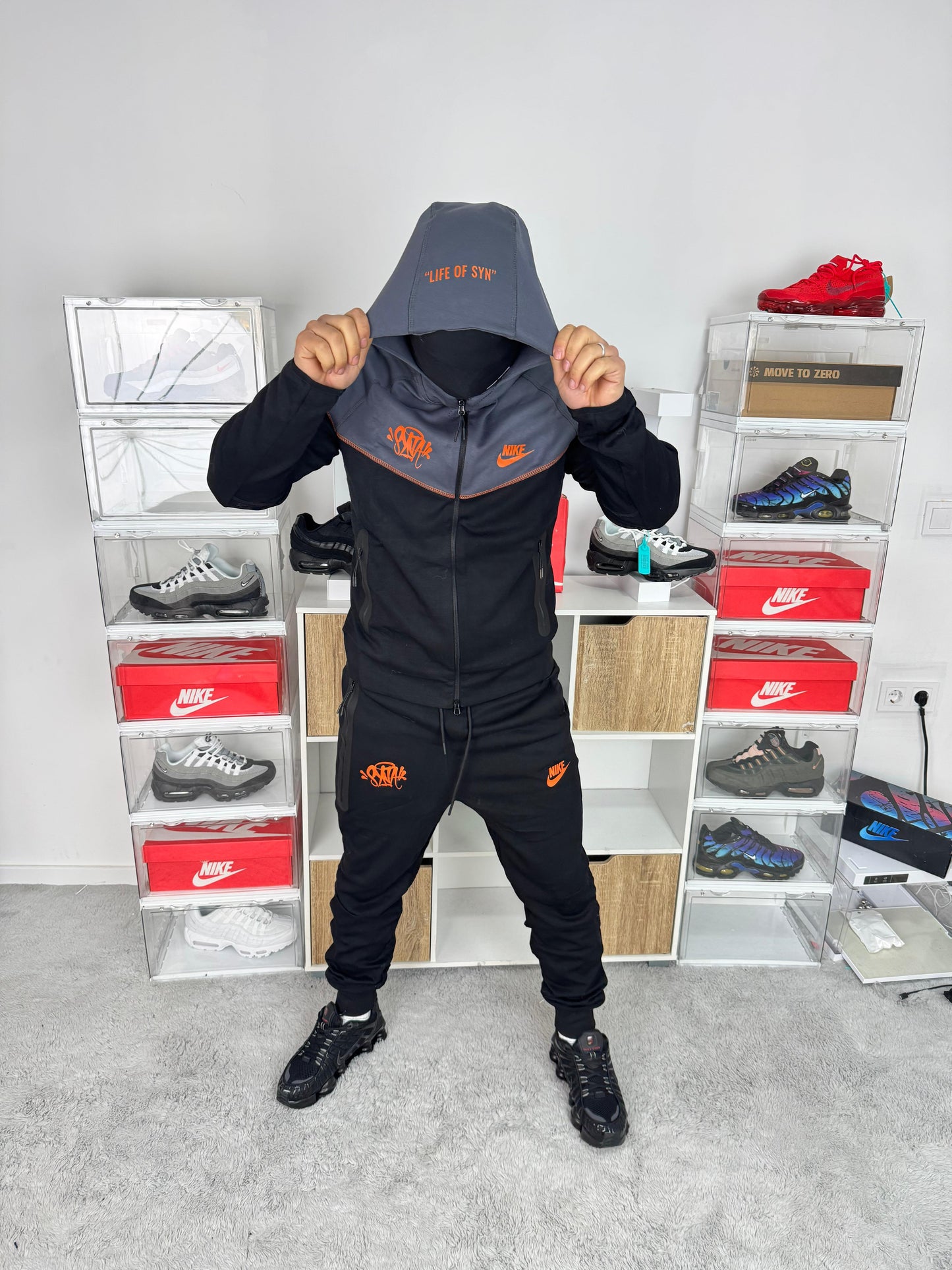 Nike tech X Central Cee negro y gris logo naranja