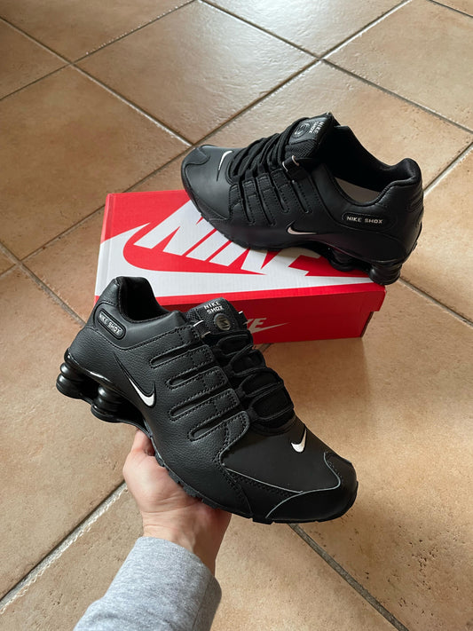 Shox R4 negras logo blanco