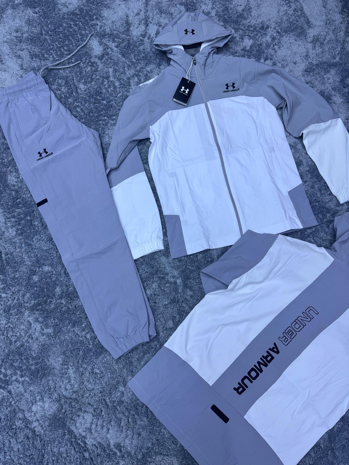 Chandal under armour blanco y gris logo negro