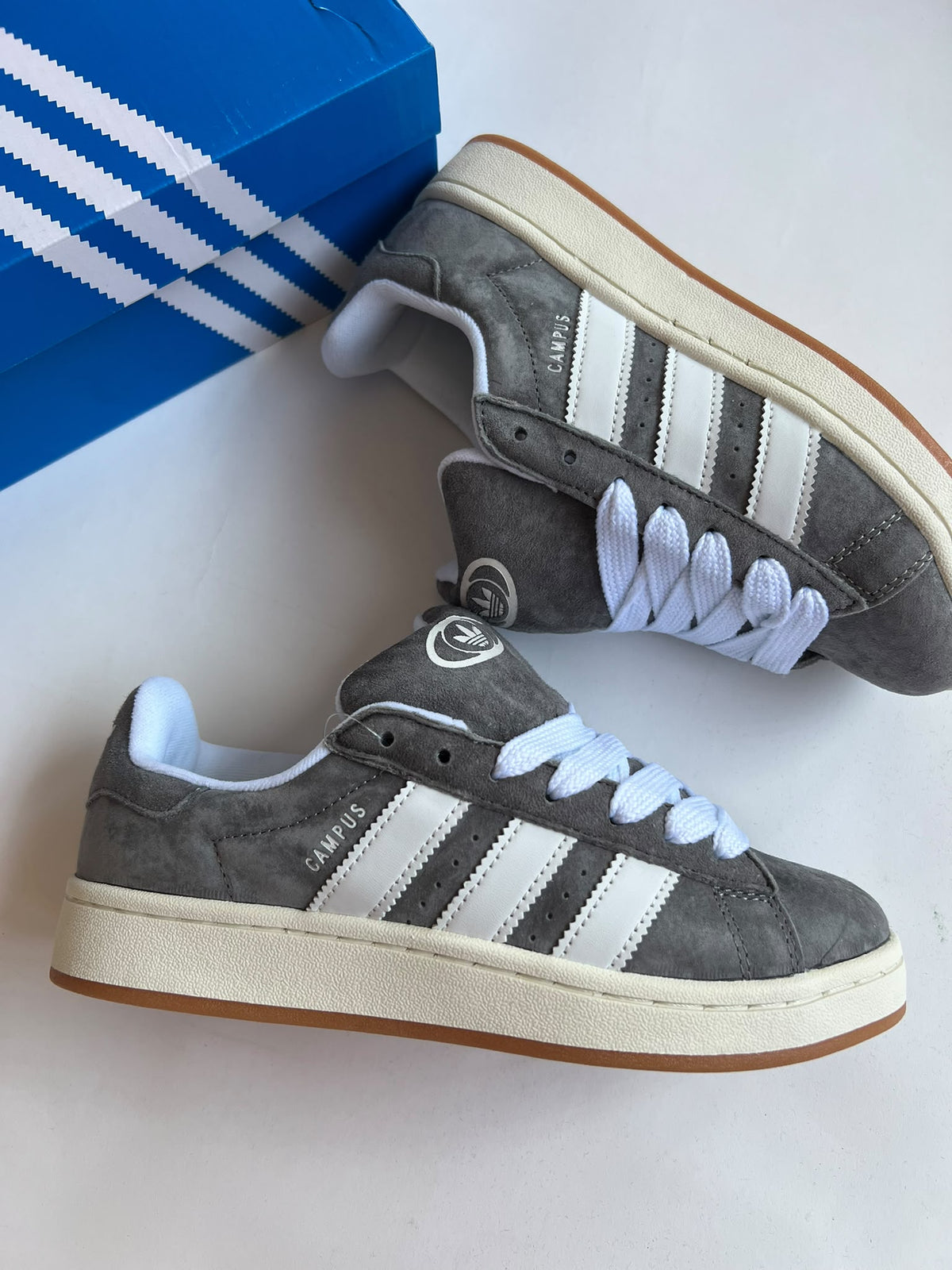 Adidas campus gris logo blanco