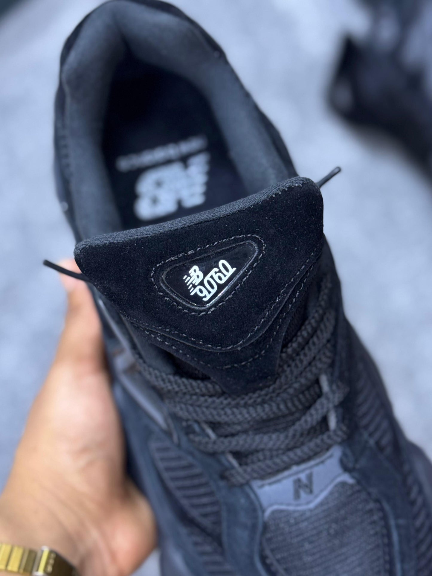 New balance 9060 negras logo gris