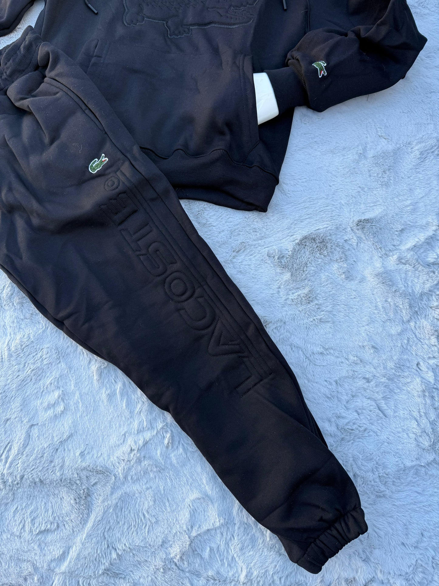 Chandal Lacoste negro logo en grande