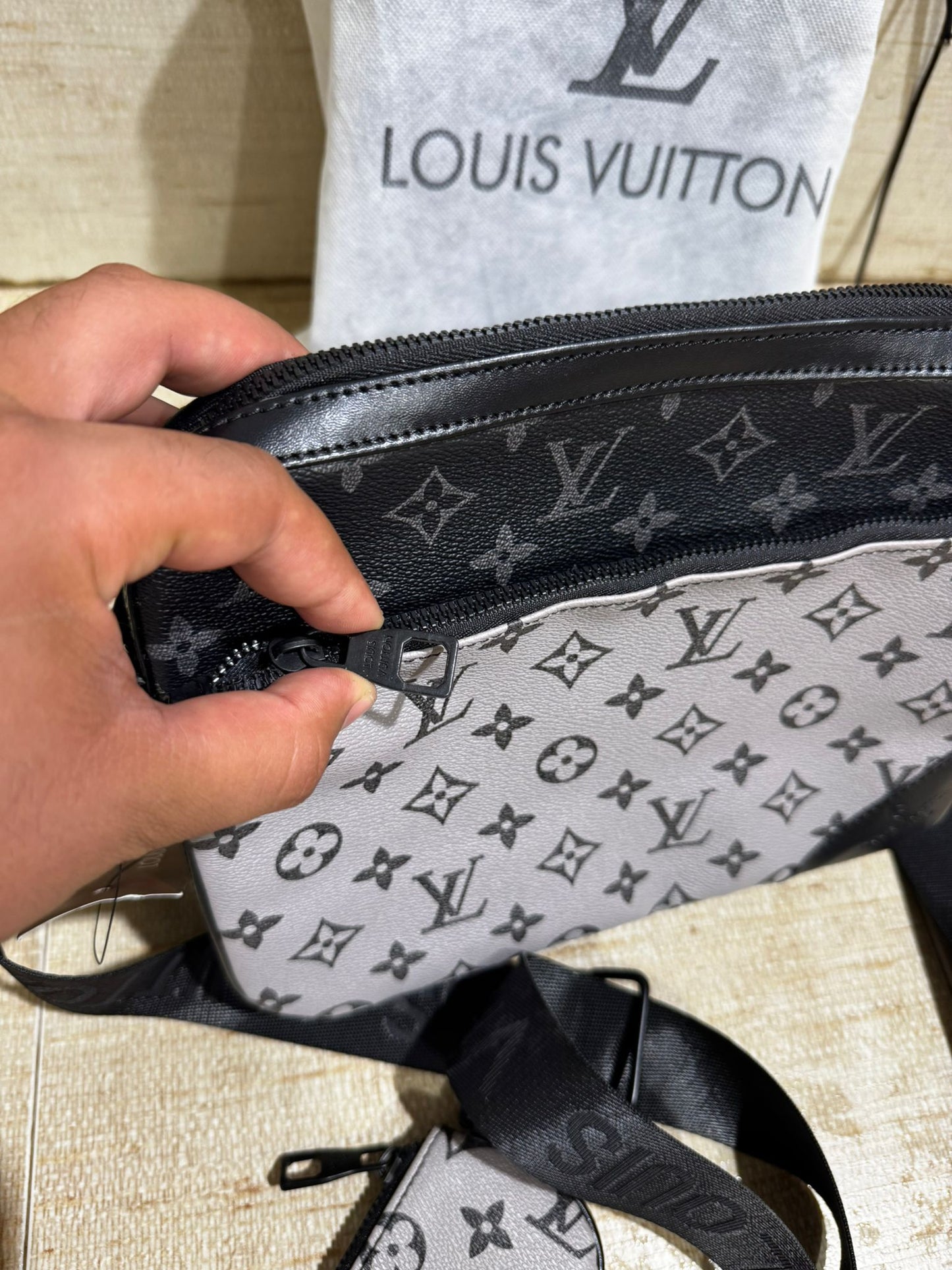 Bolso LV gris logo negro