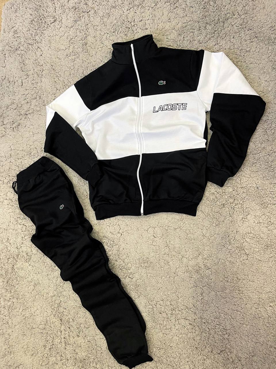 CHANDAL LACOSTE NEGRO Y BLANCO LOGO VERDE CREMALLERA BLANCA