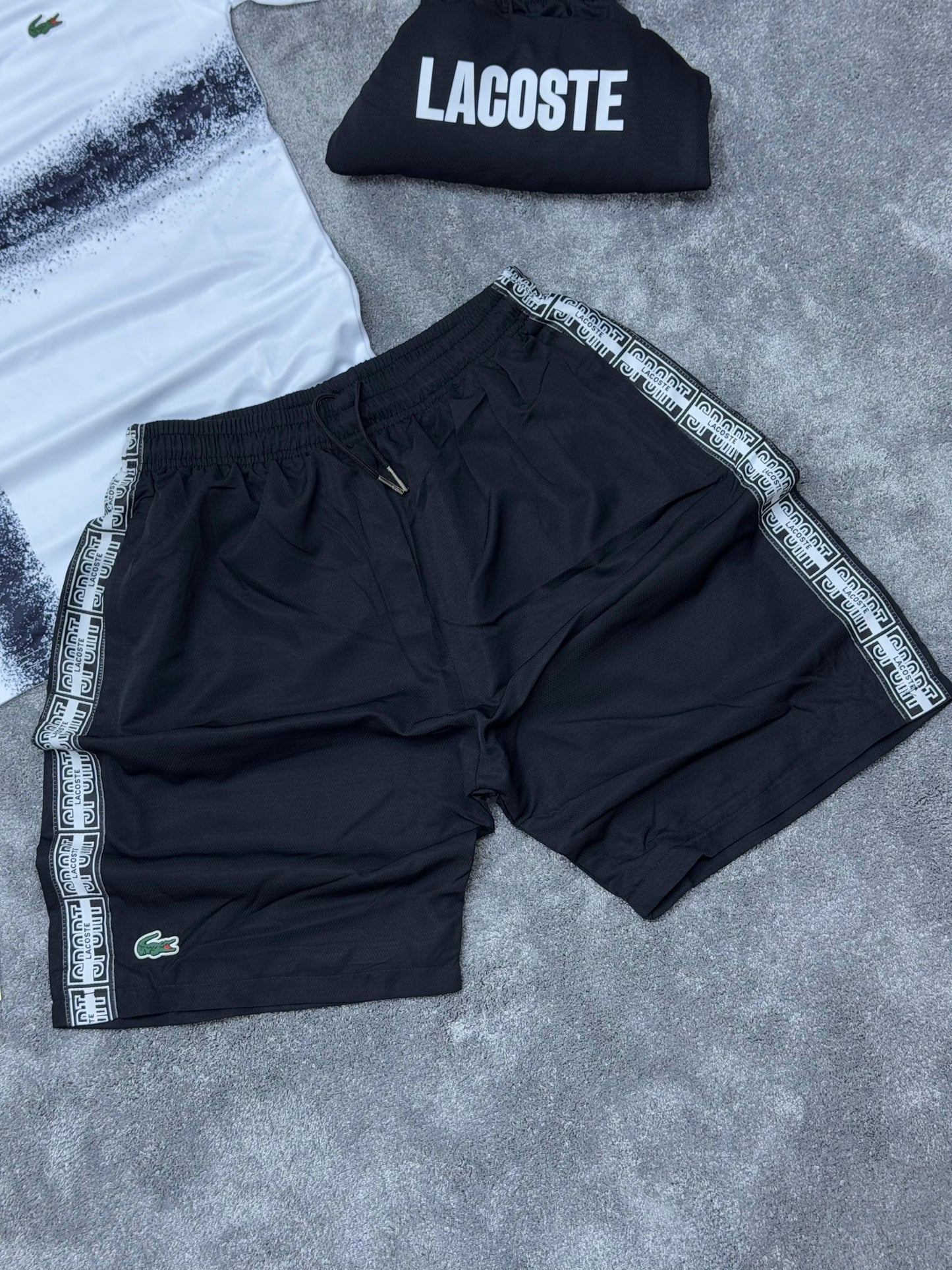 Conjunto corto lacoste blanco logo verde detalles negros