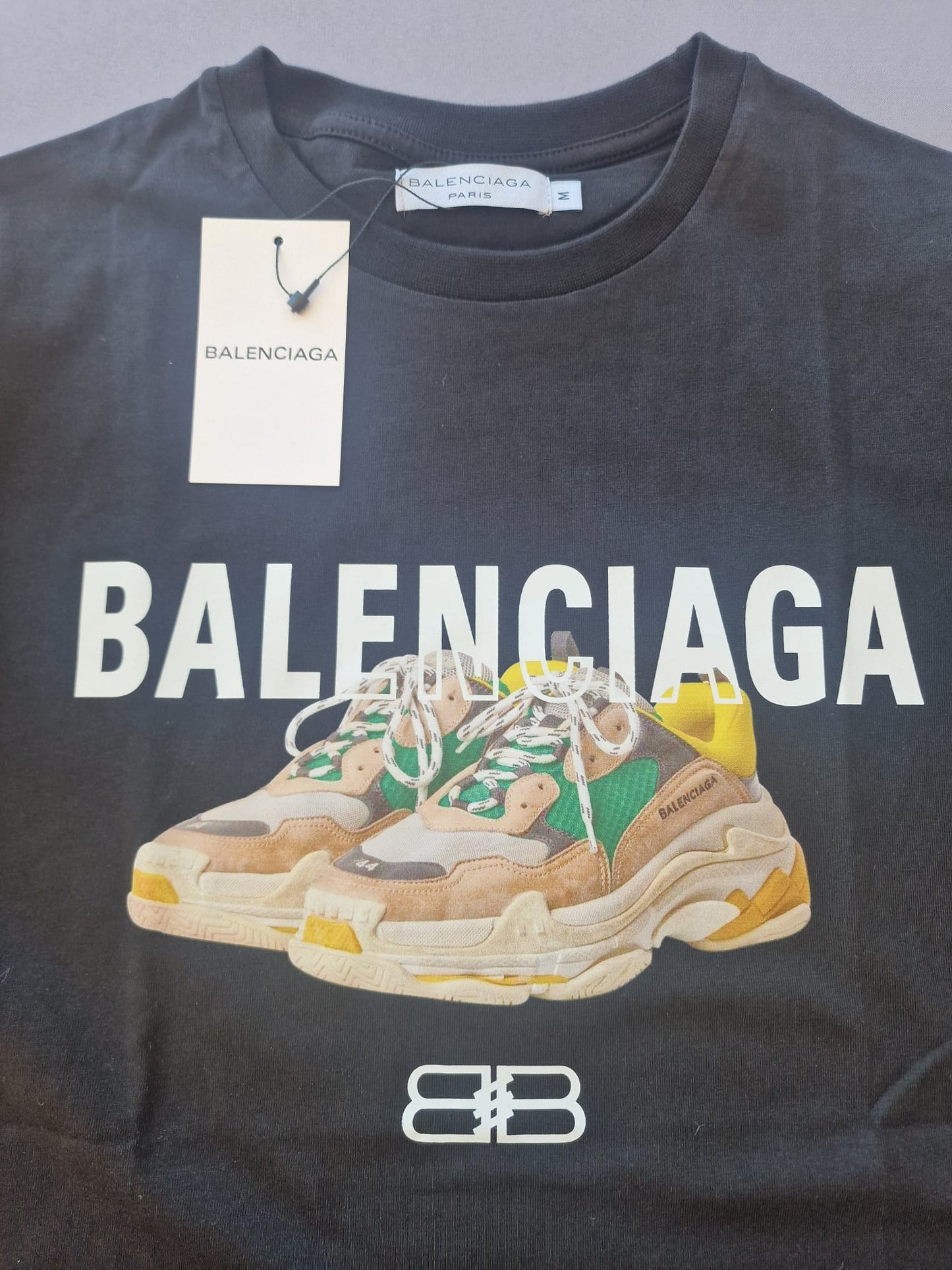 Camiseta balenciaga negra logo blanco zapatos