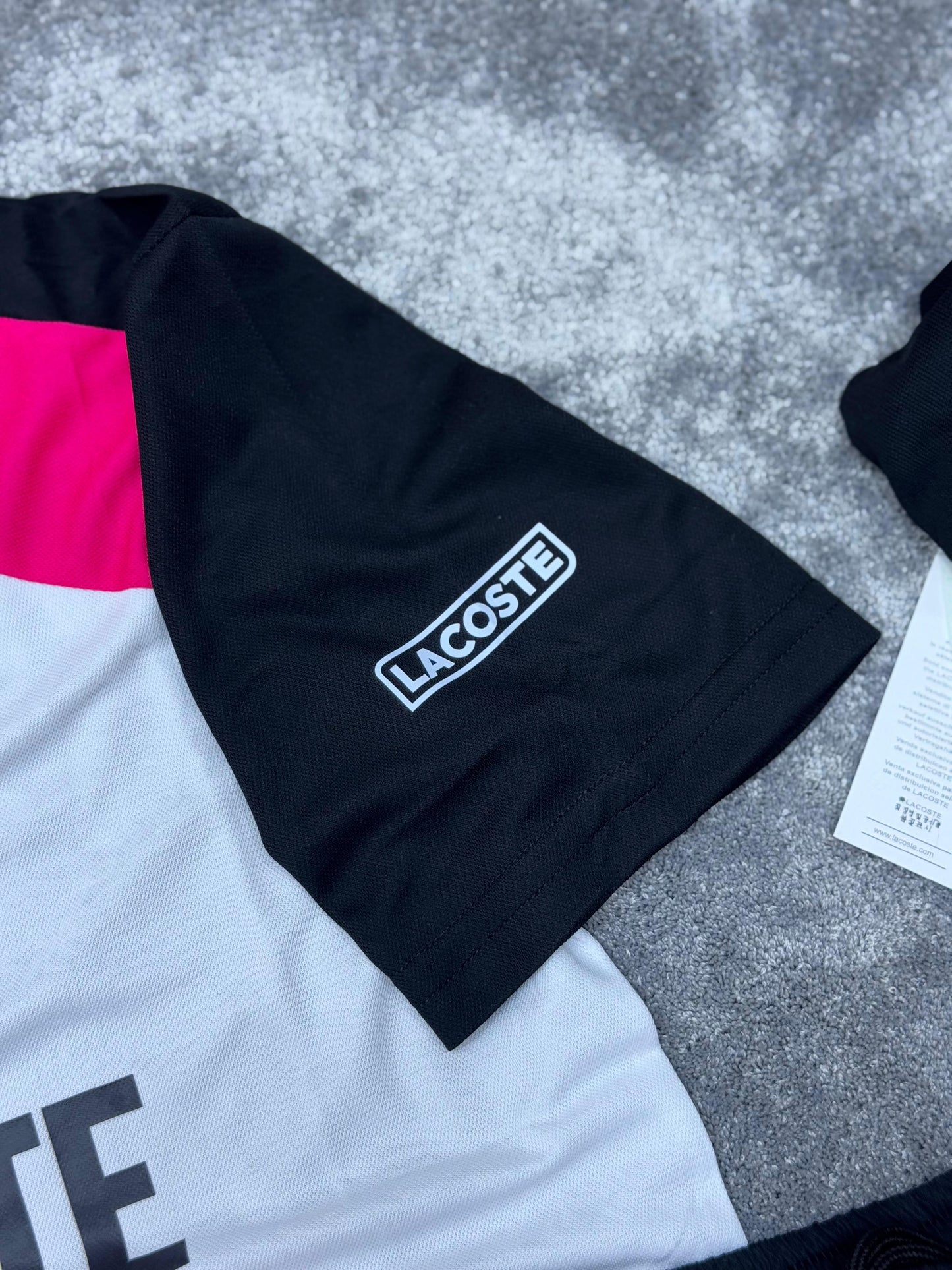 Conjunto corto lacoste blanca logo negro detalles rosas