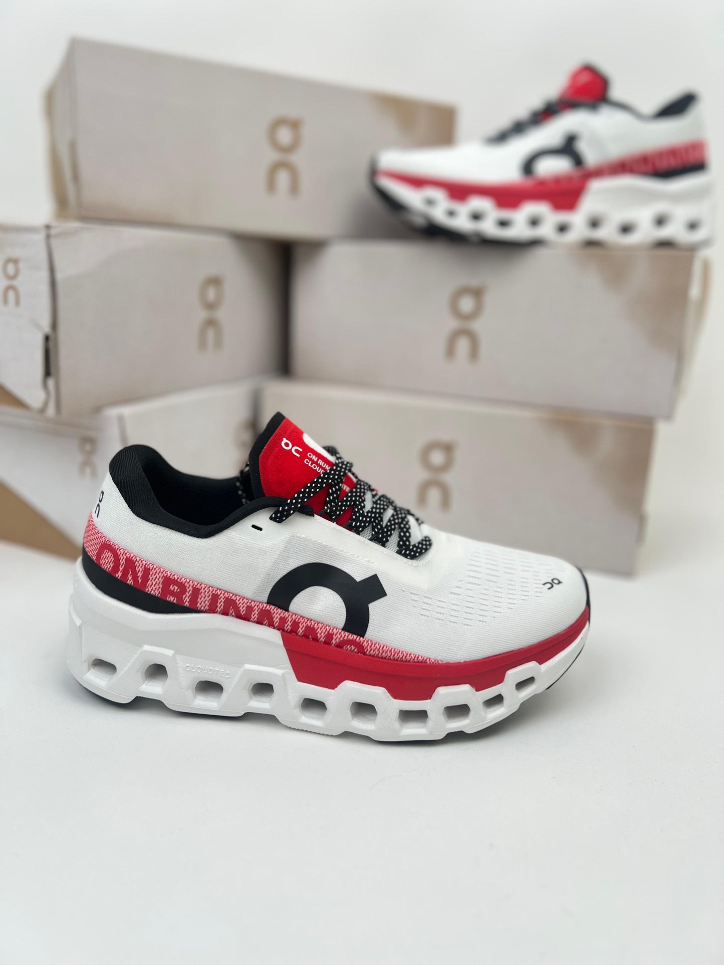 Zapatillas On Running Cloudmonster 2 blancas detalles rojos logo negro