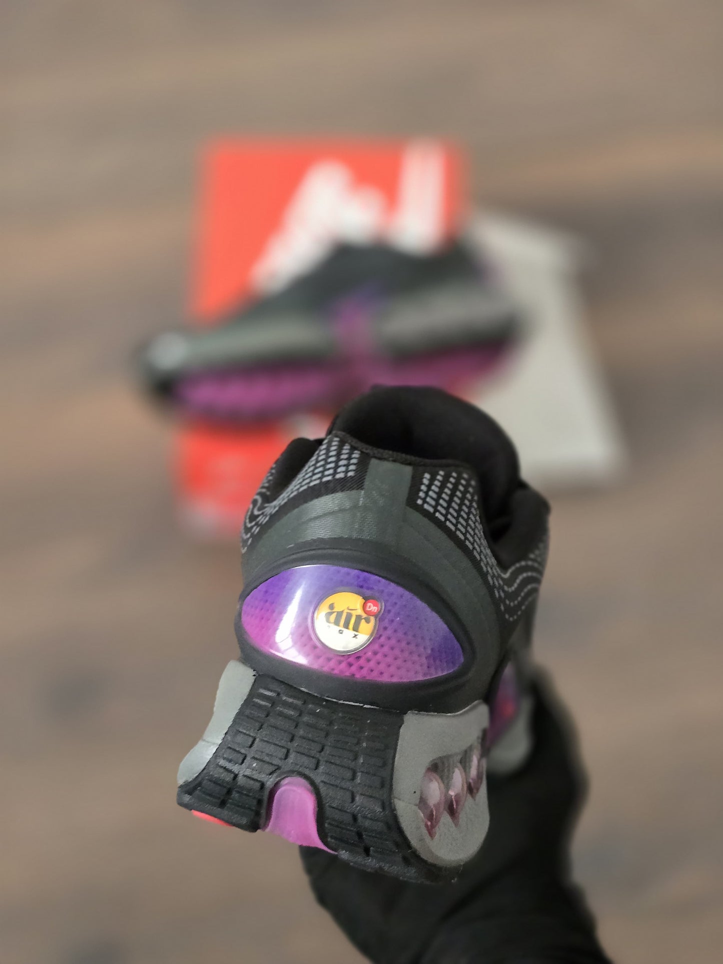 Air max dn negra logo rosa