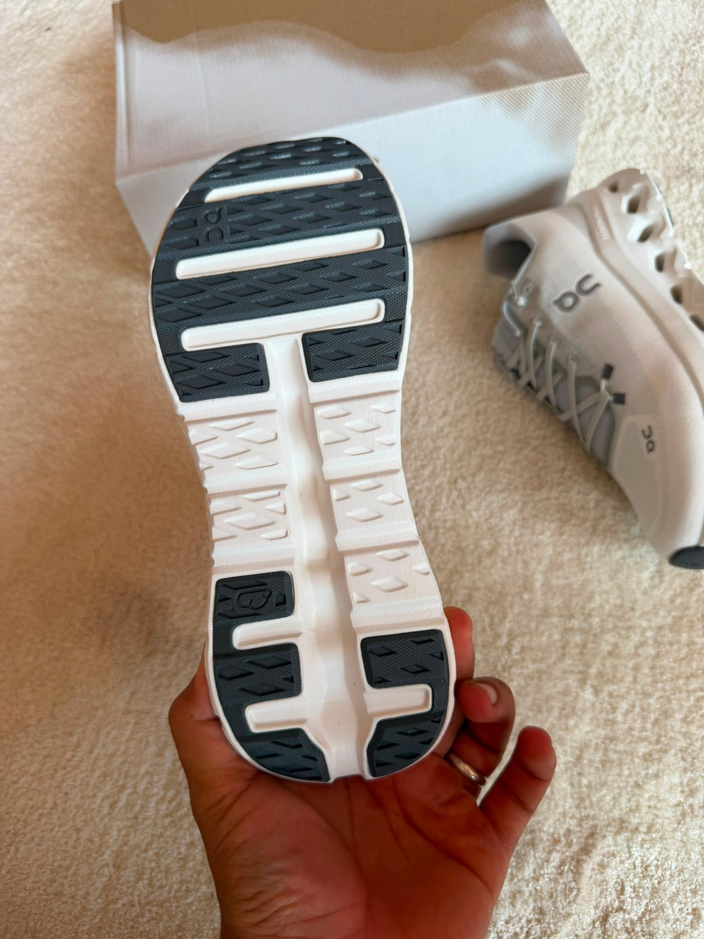 Zapatillas On Running CLOUDTILT blanca logo gris