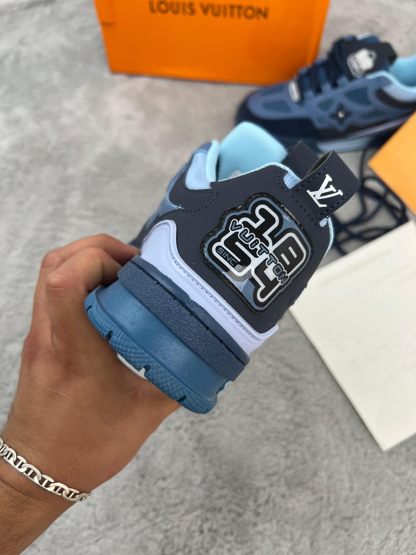 Louis vuitton SKATE 2025 azules detalles negros logo blanco