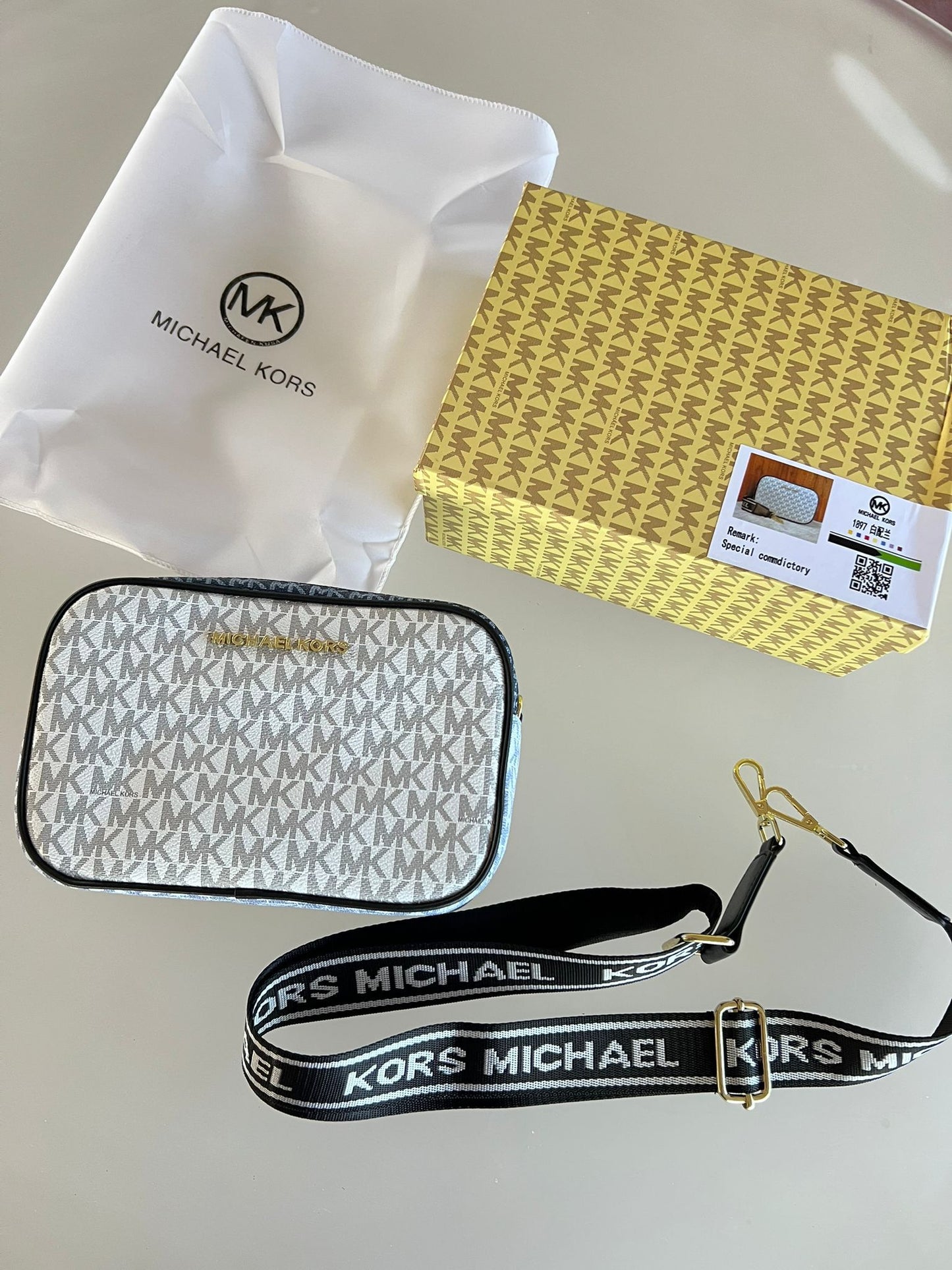 Bolso Michael Kors blanco y gris logo dorado