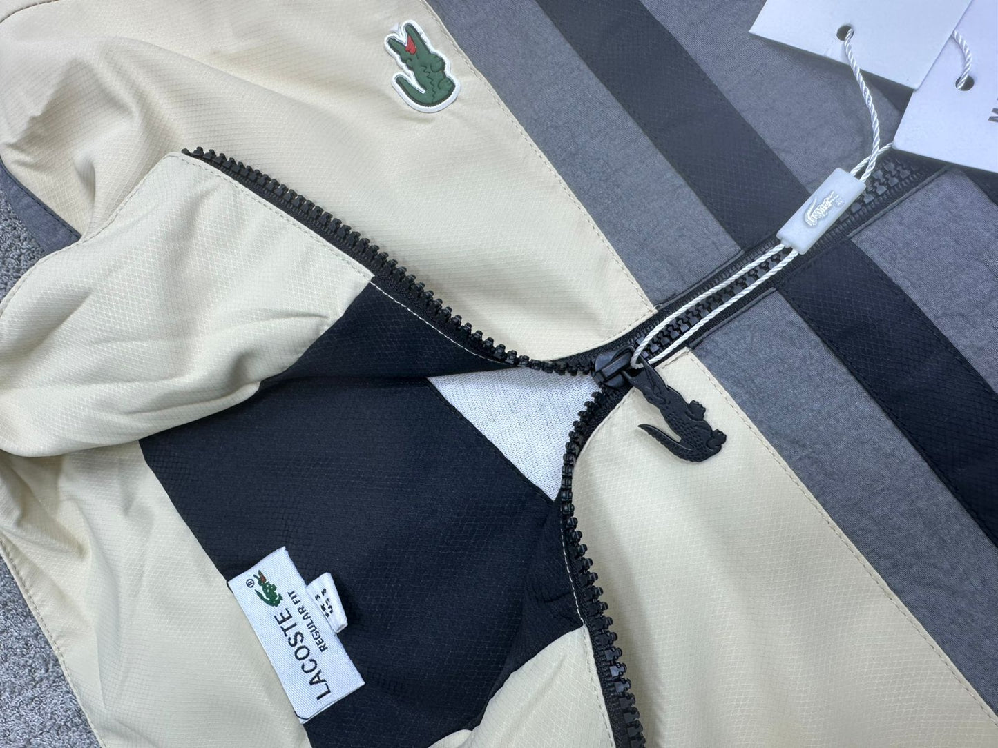 Chandal LACOSTE negro y beige detalles grises