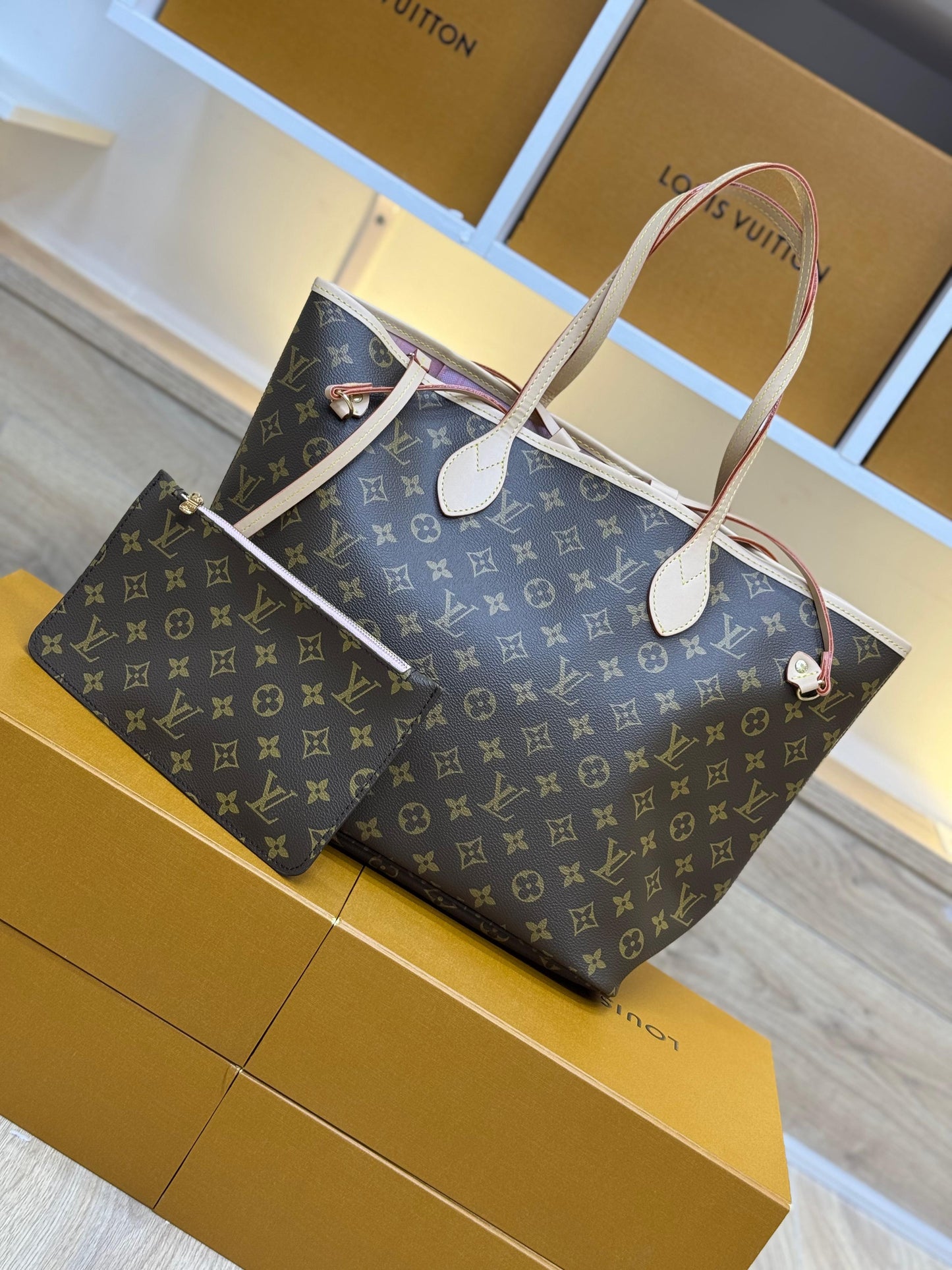 Bolso LV marron detalles morados