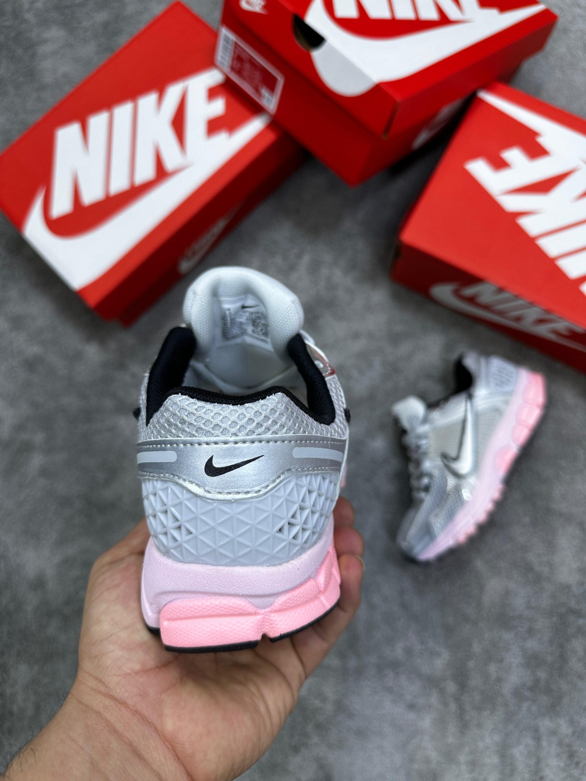 Nike vomero 5 grises detalles rosas contorno negro
