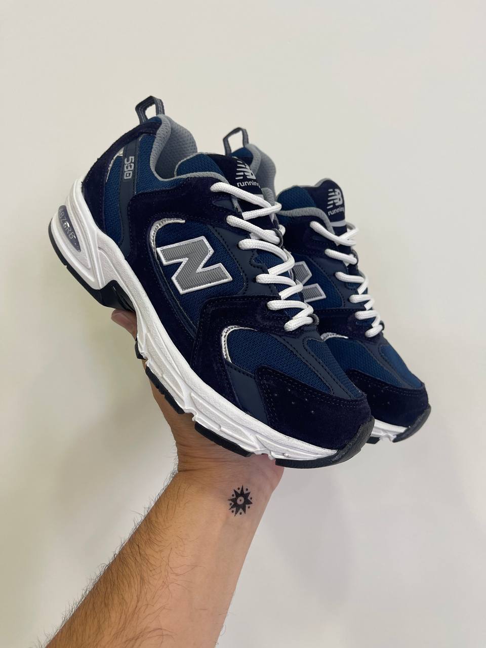 NEW BALANCE 530 AZUL LOGO GRIS DETALLES BLANCOS