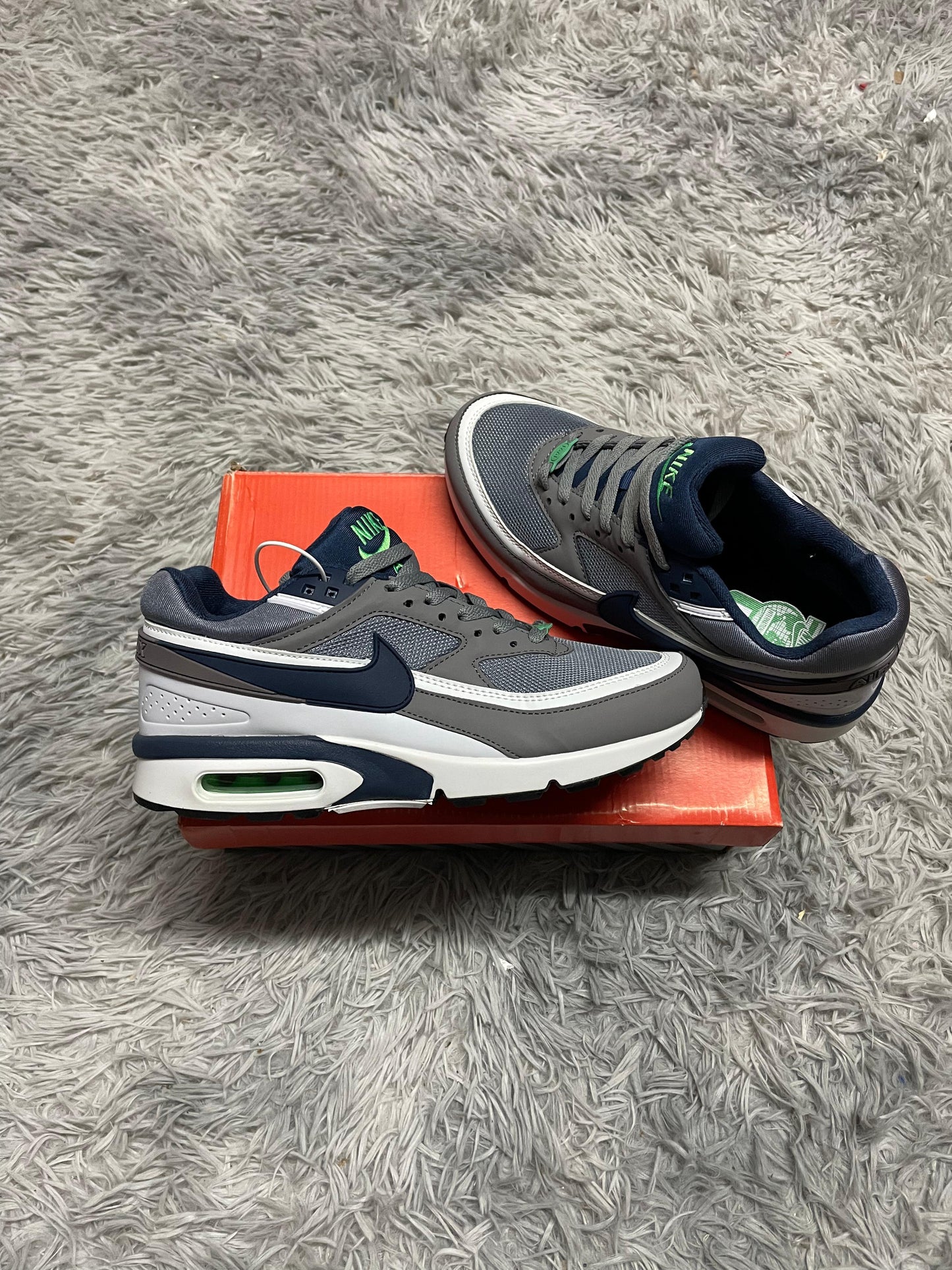 Air max BW gris logo azul marino detalles blancos