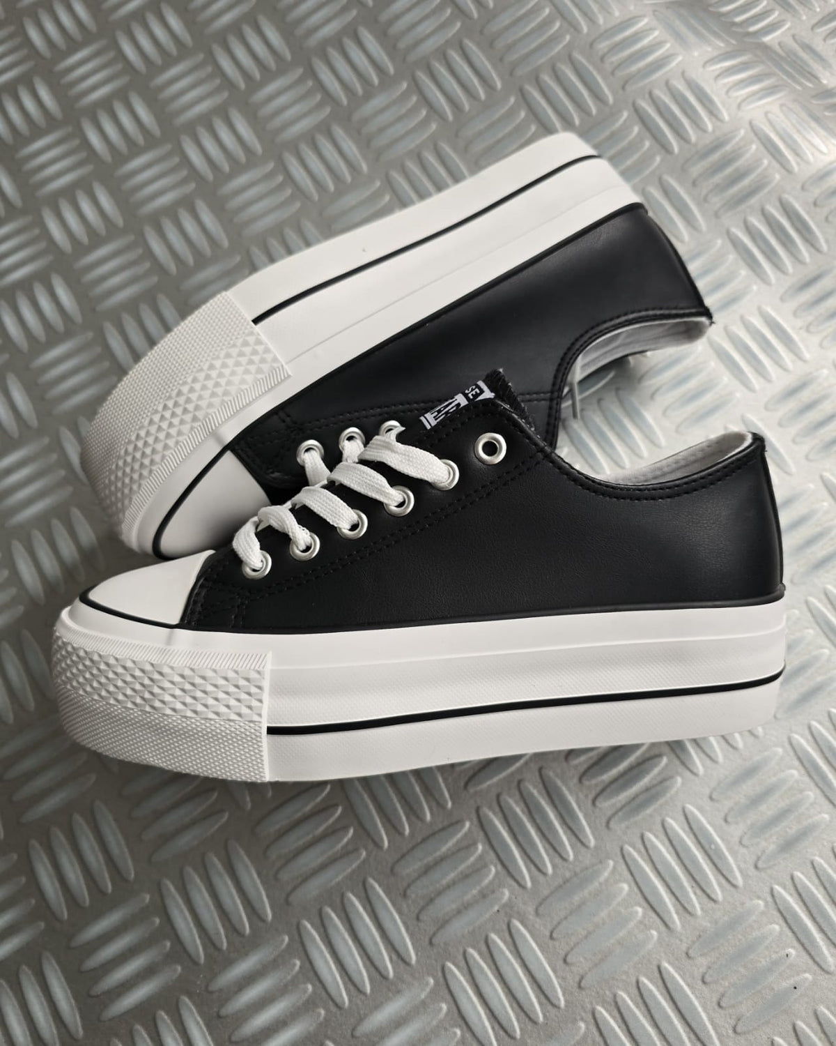 Converse negra costura negra polipiel