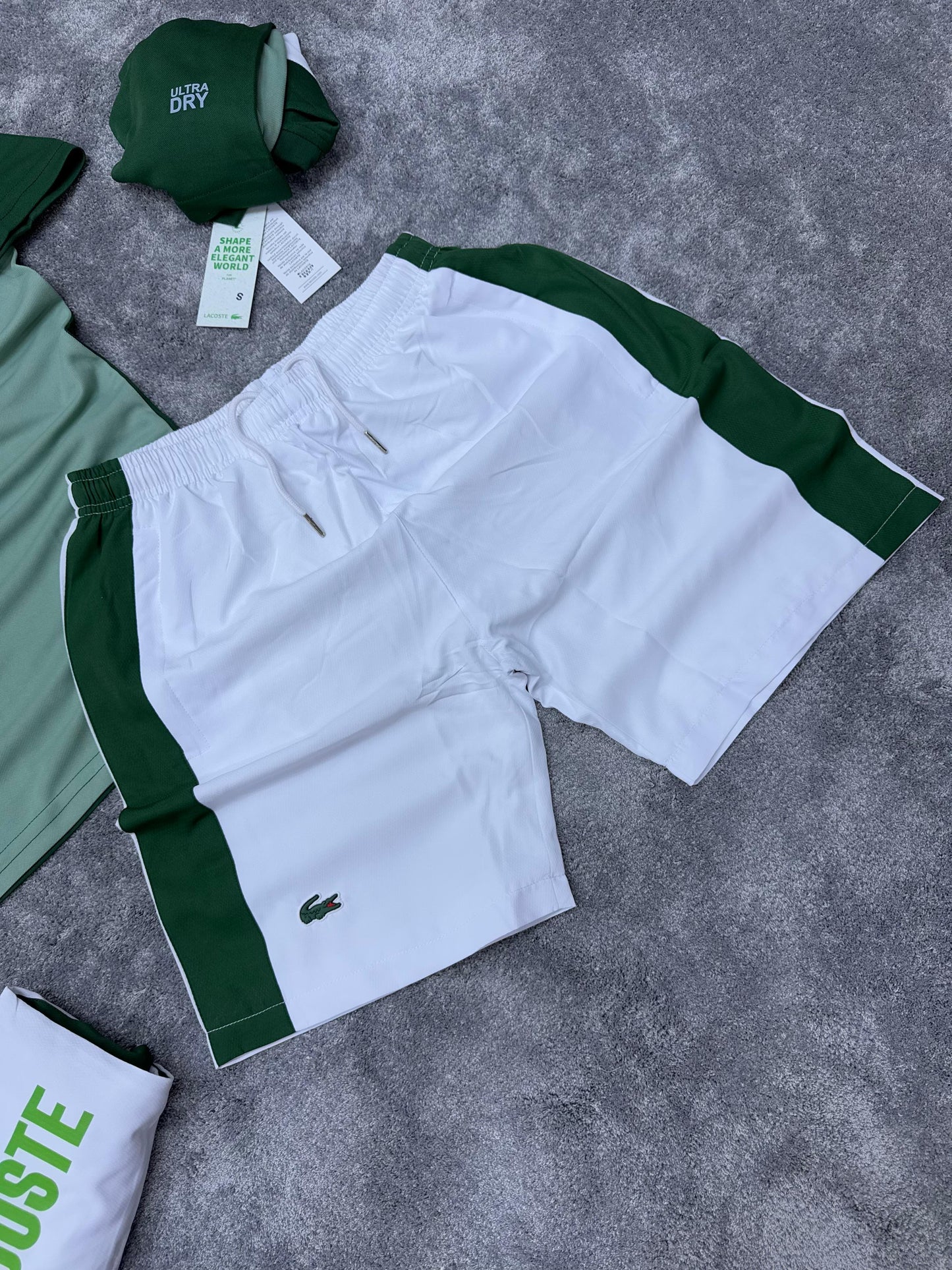 Conjunto corto lacoste verde logo verde detalles blancos