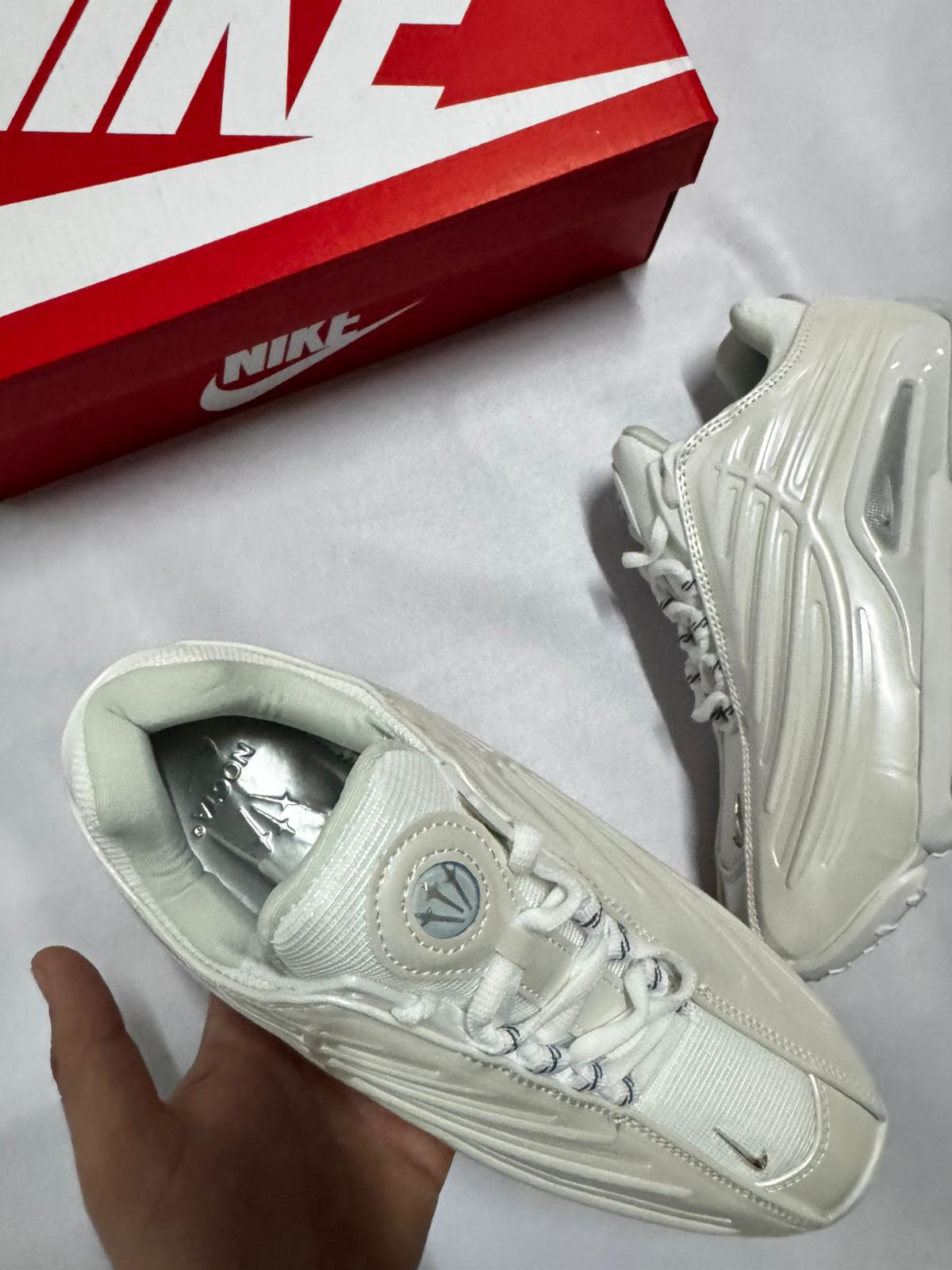Nike nocta blanco detalles grises