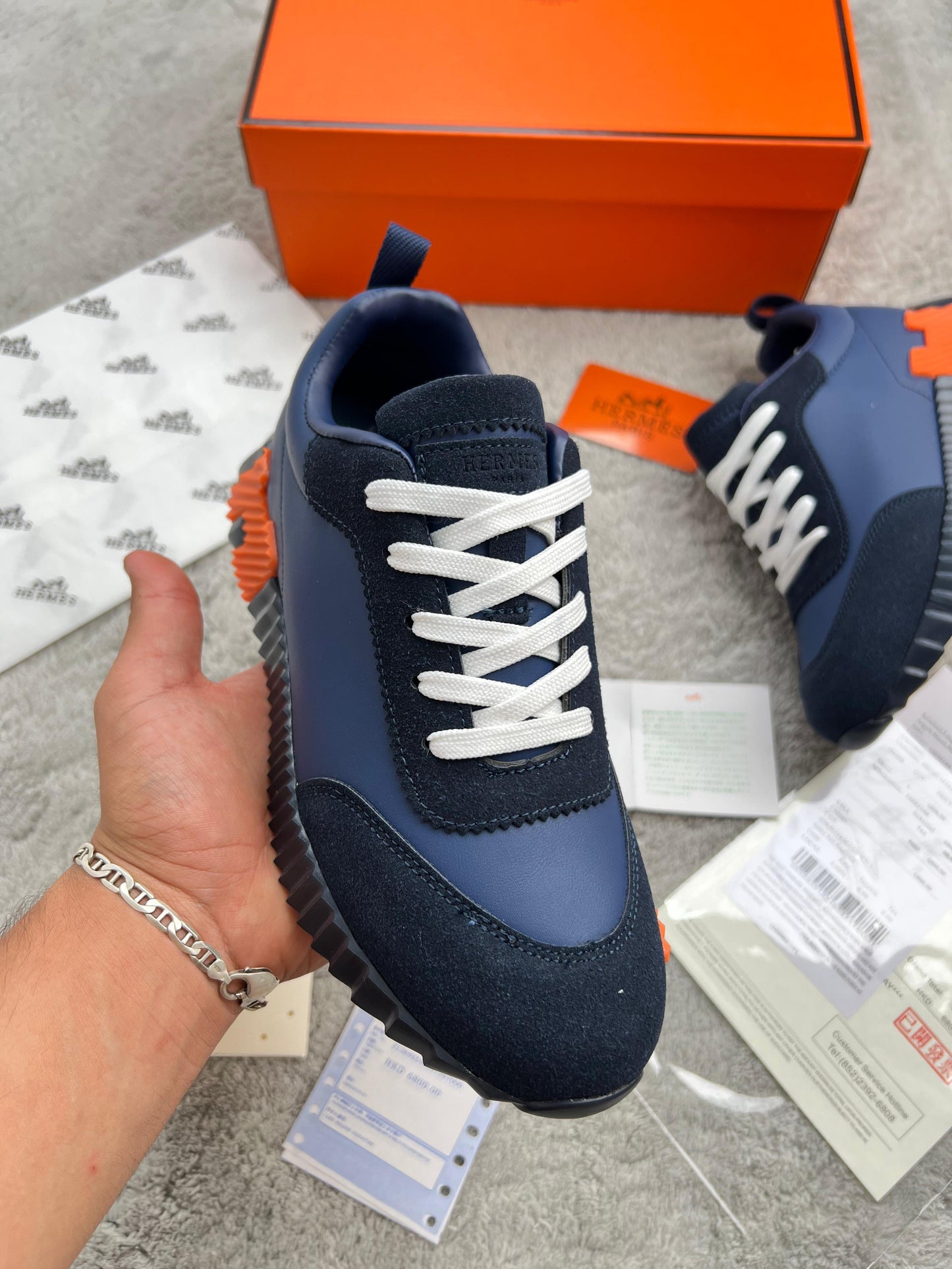 Hermes azul marino logo lateral naranja