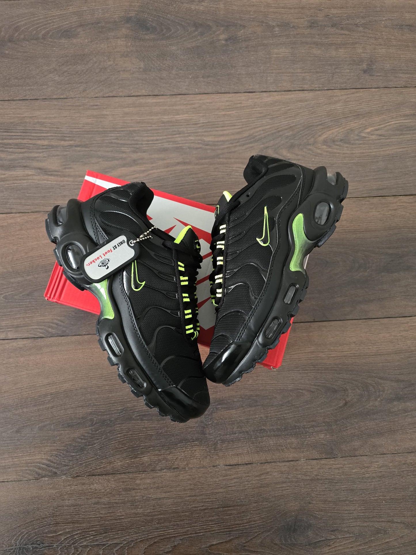 Tn negra logo verde