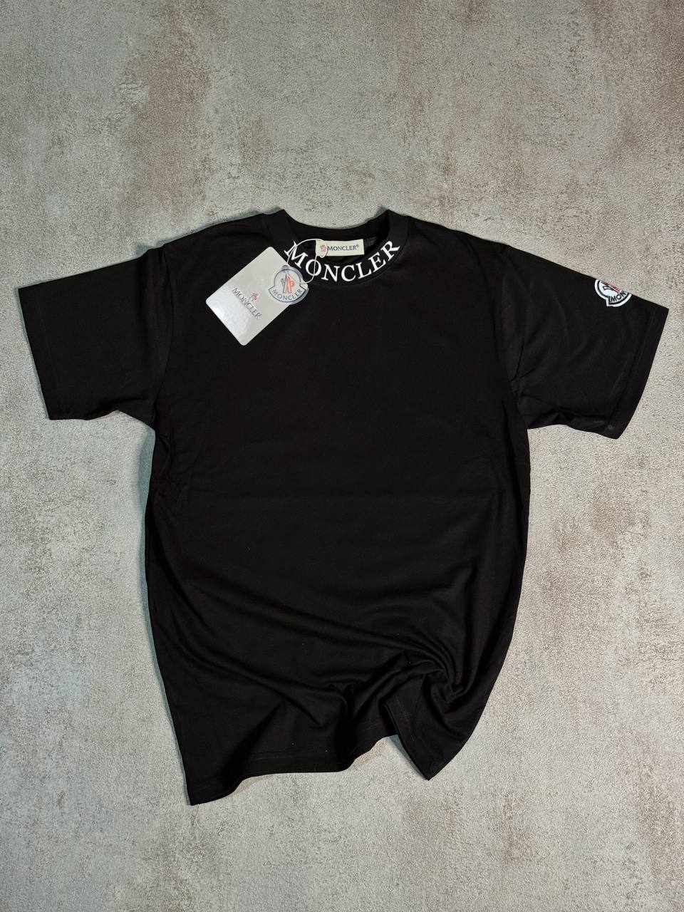 Camiseta Moncler negro logo cuello blanco