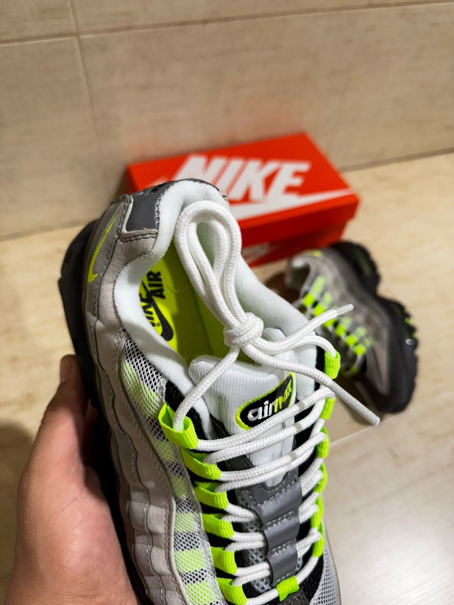 Air max 95 grises logo fluor