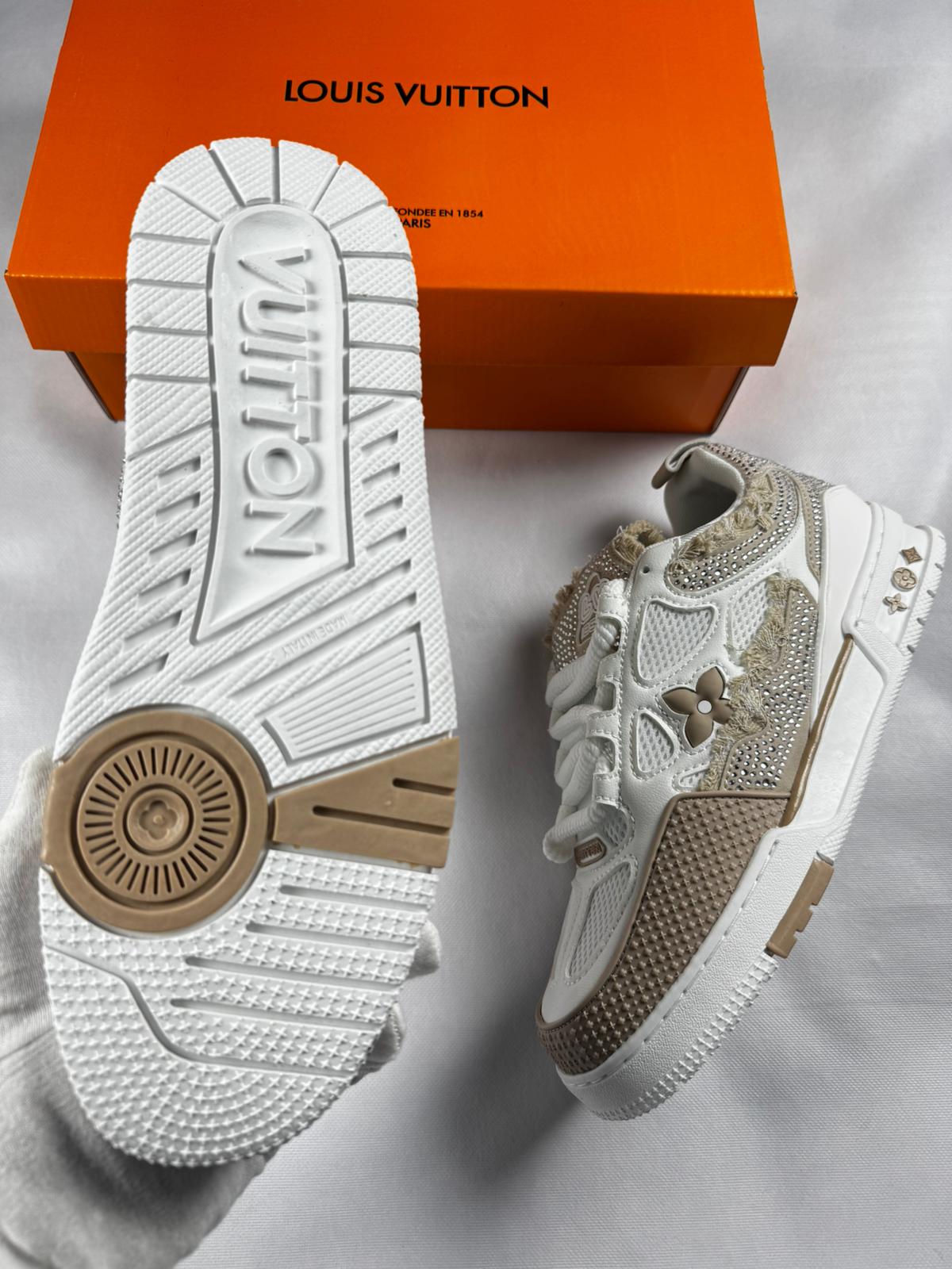 LV skate blancas y beige piedras brillantes